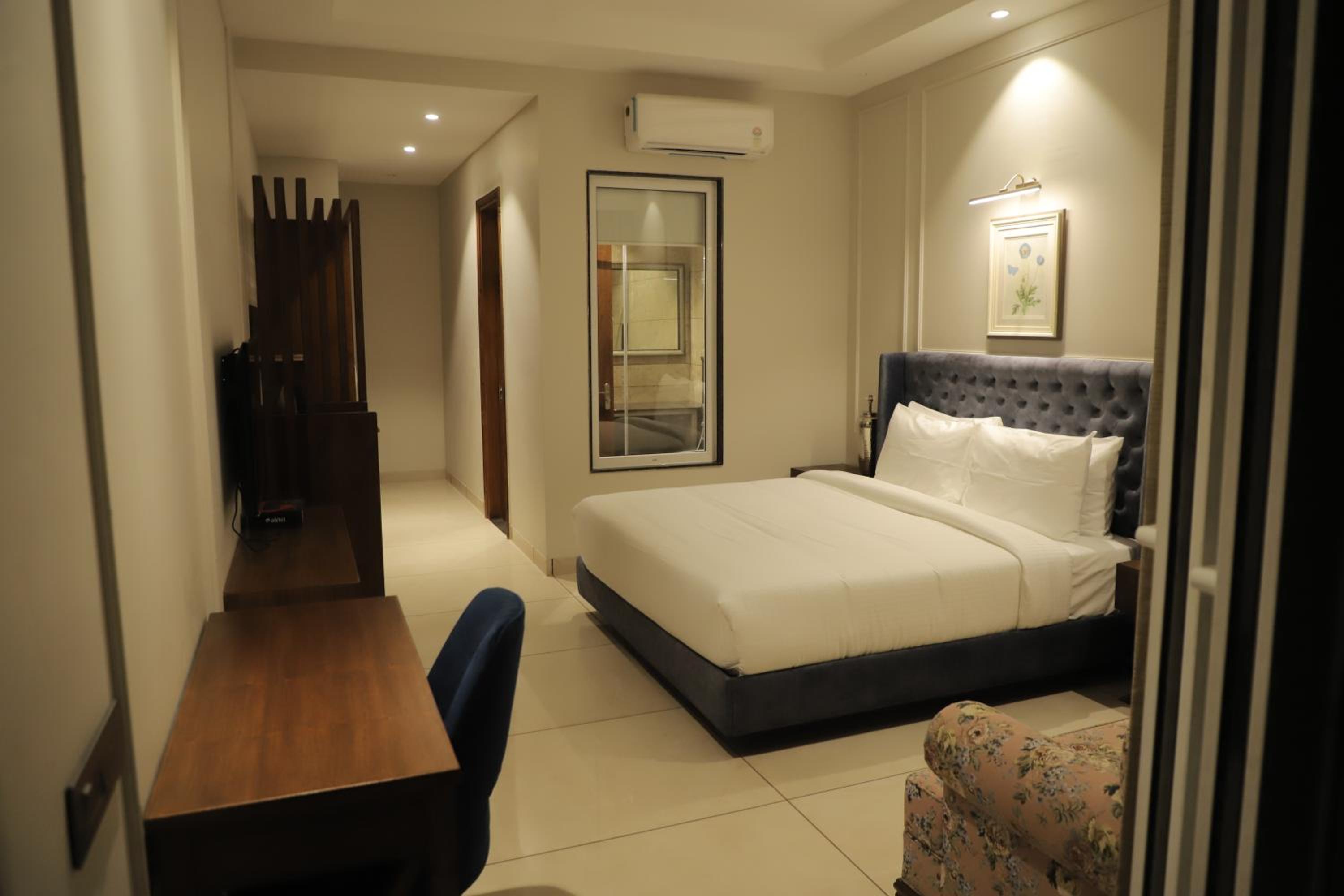 Deluxe Double Room with Balcony photo 3