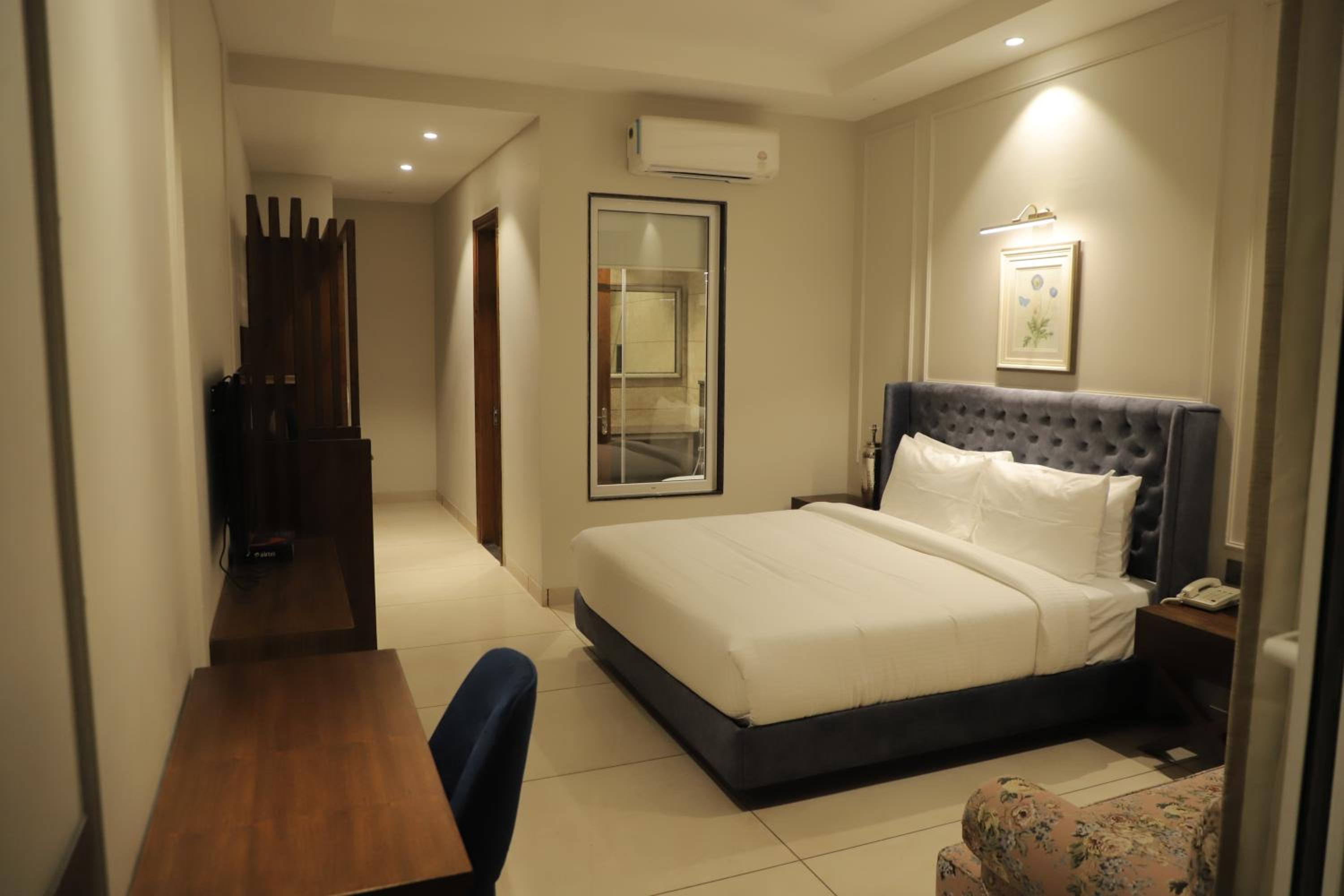 Deluxe Double Room with Balcony photo 1