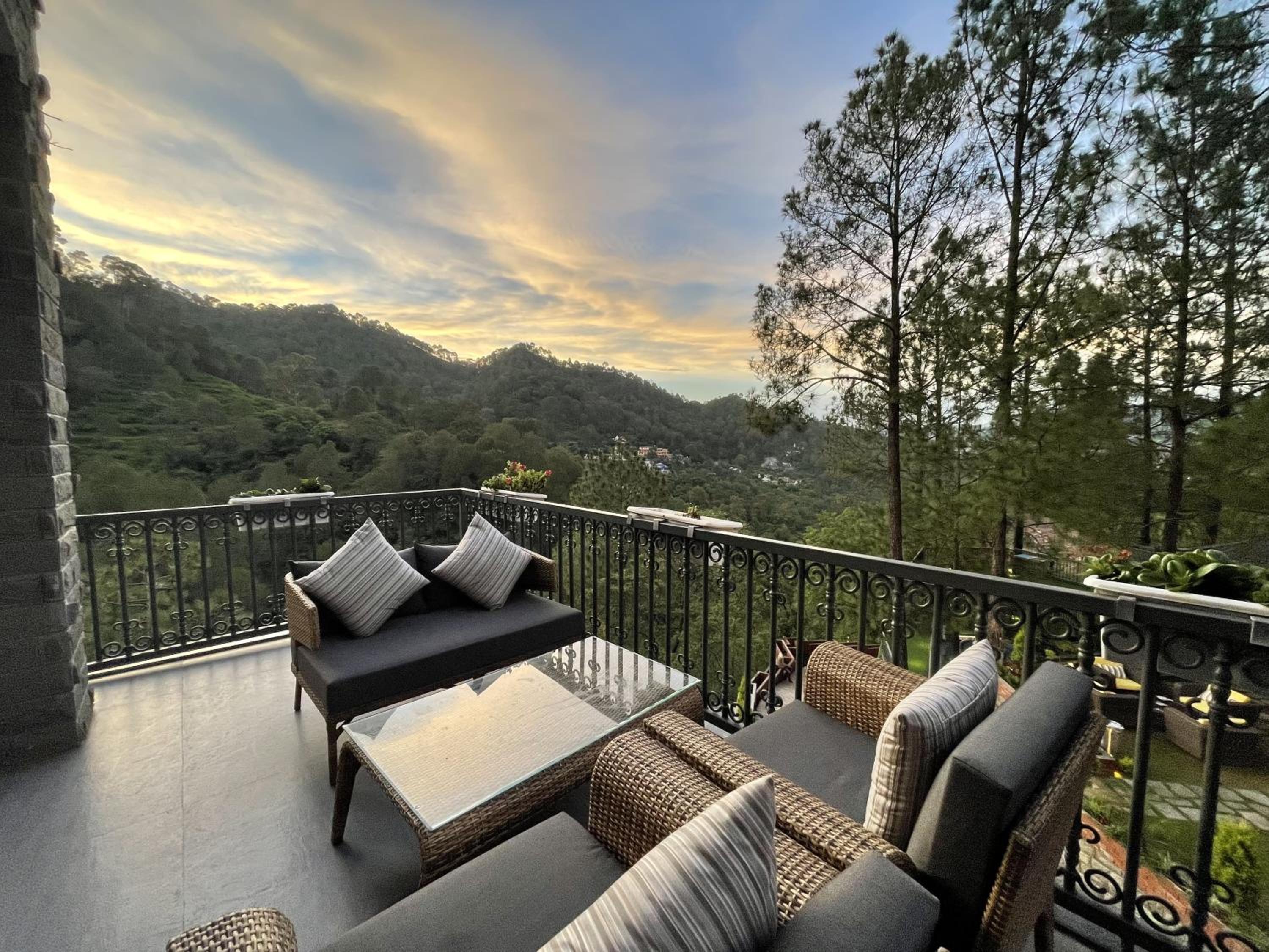 Deluxe Double Room with Balcony photo 2