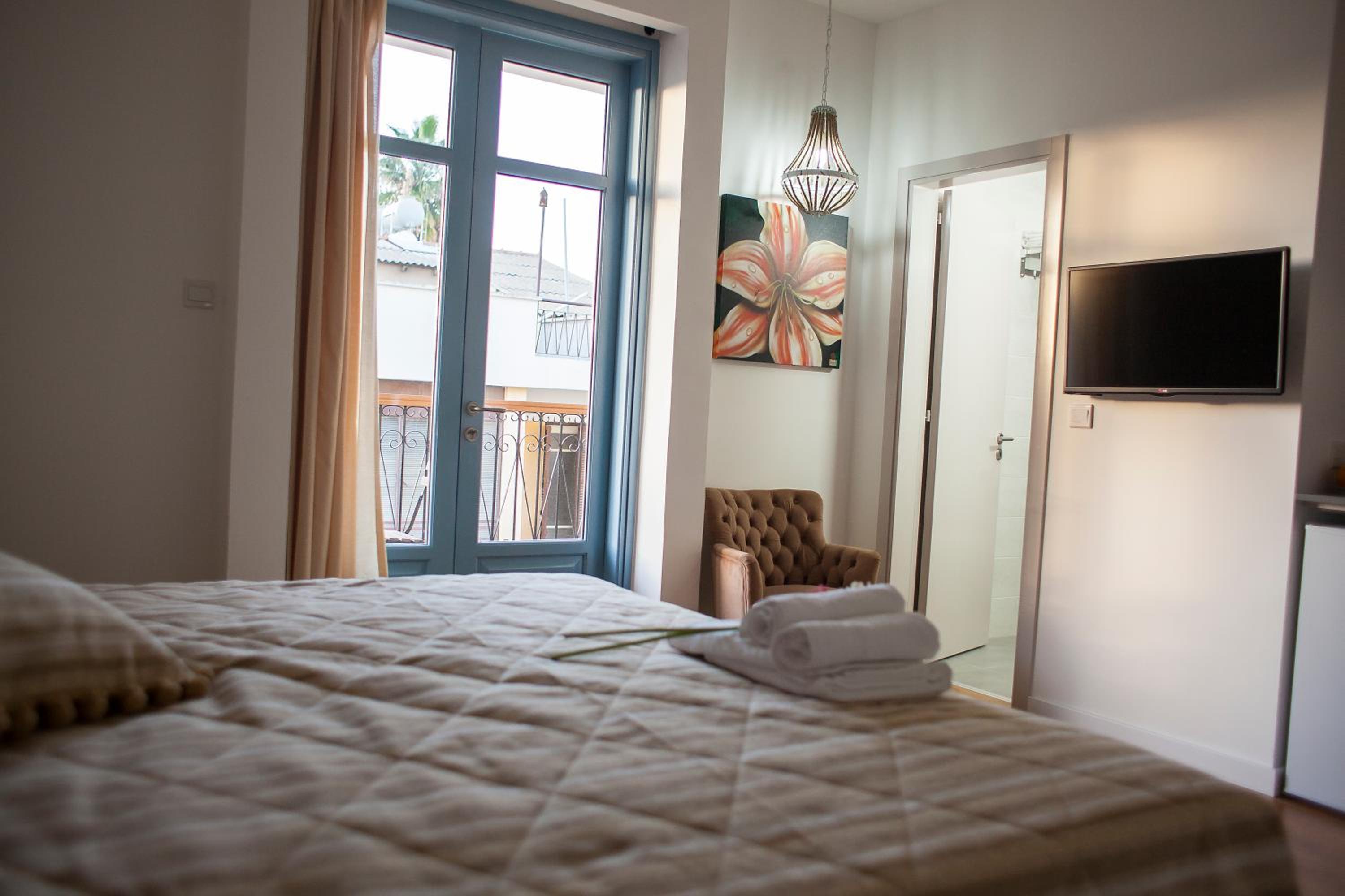Luxury Studio with Balcony - Photo 1