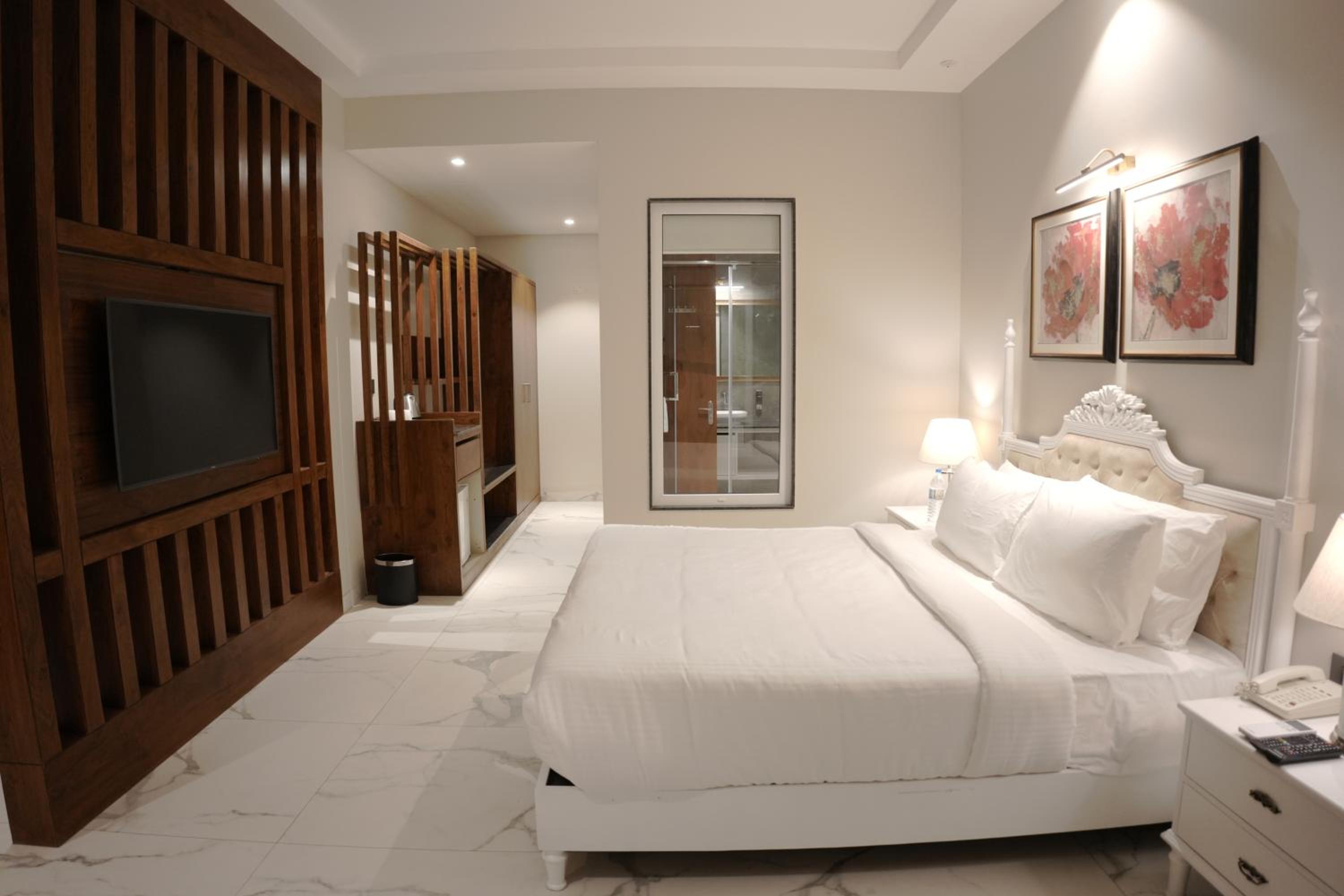 Deluxe King Room photo 1