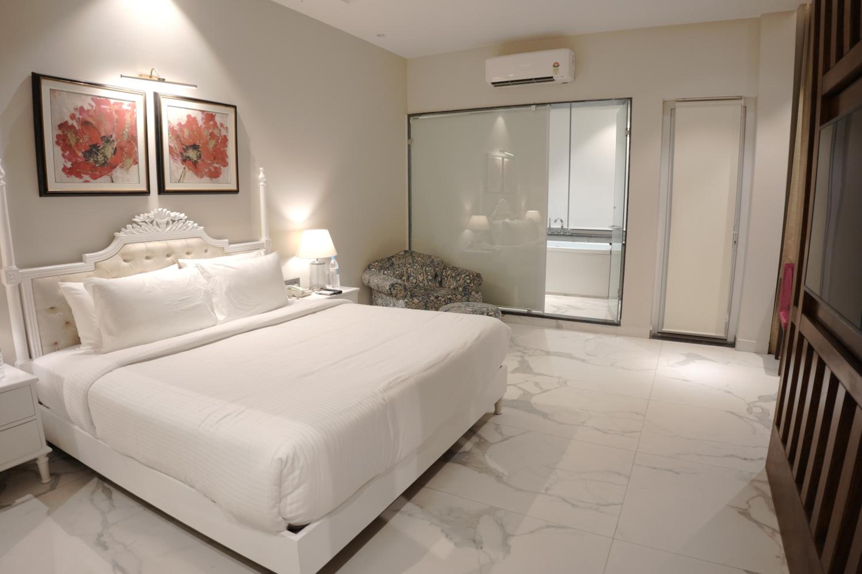 Deluxe King Room photo 2