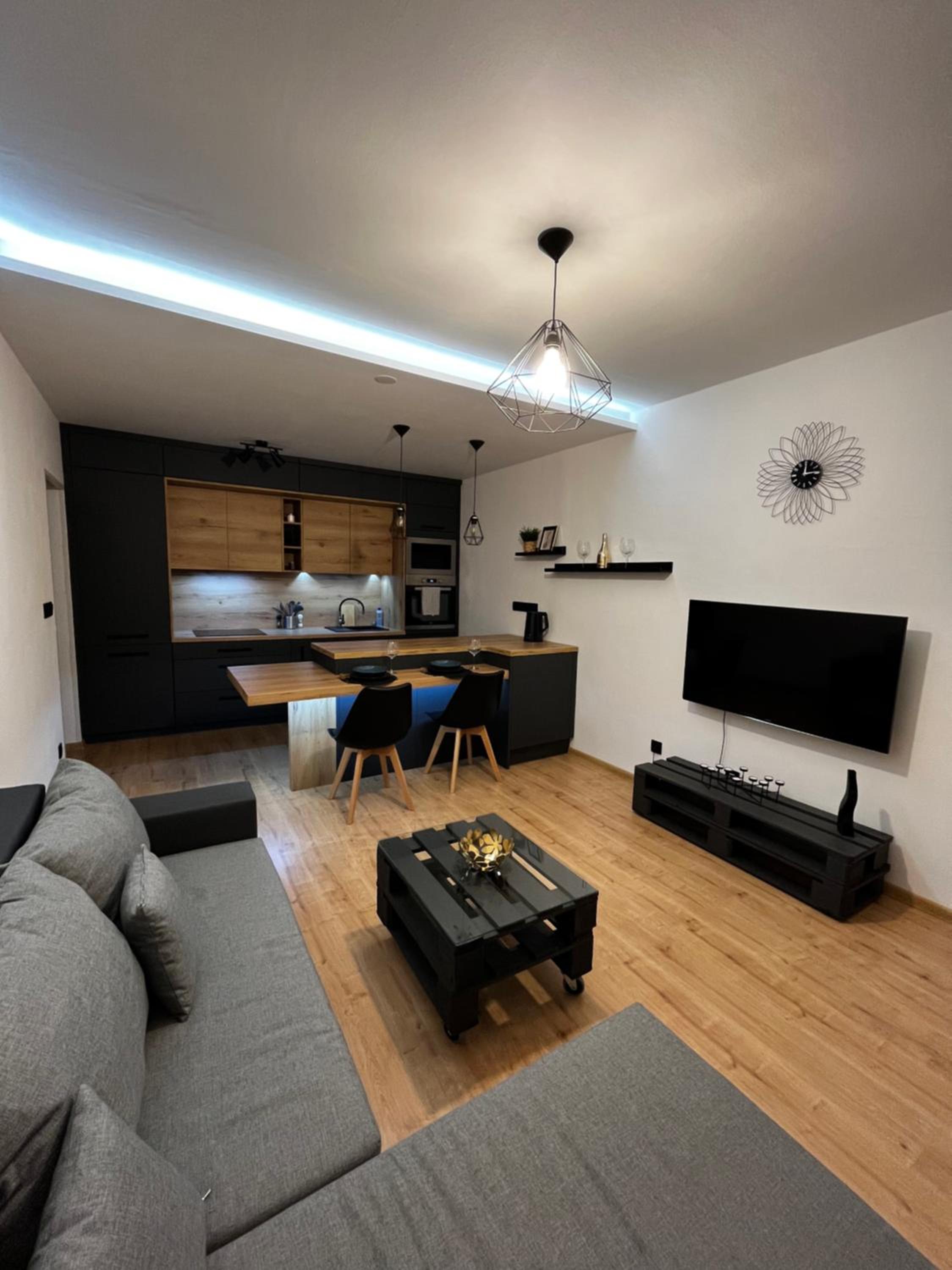 One-Bedroom Apartment photo 1