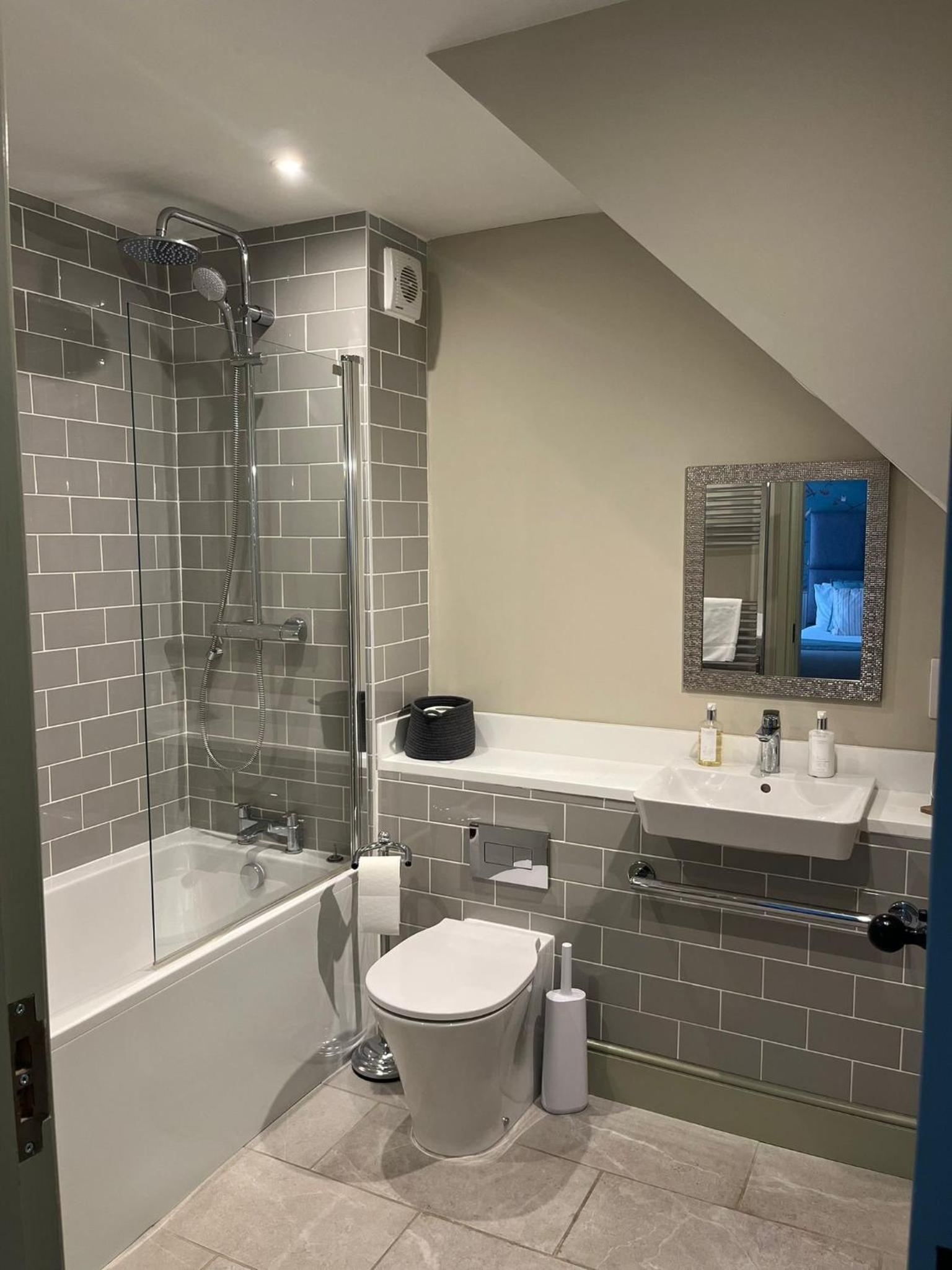 Superior Double or Twin Room - Photo 16