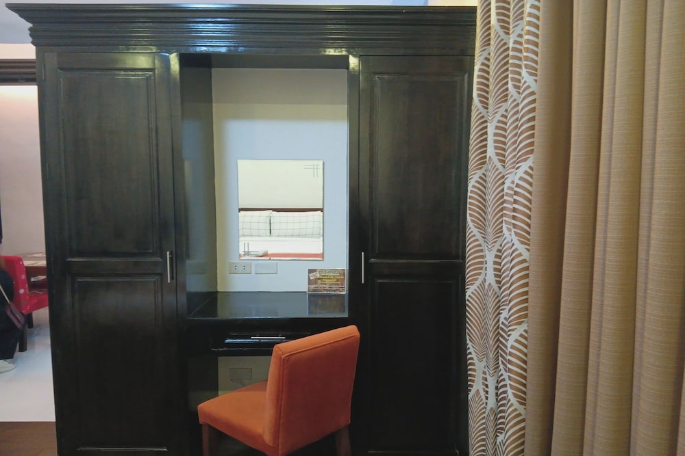 Condo Suite Room - Photo 15