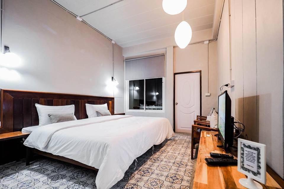 King Room with Balcony - Photo 2