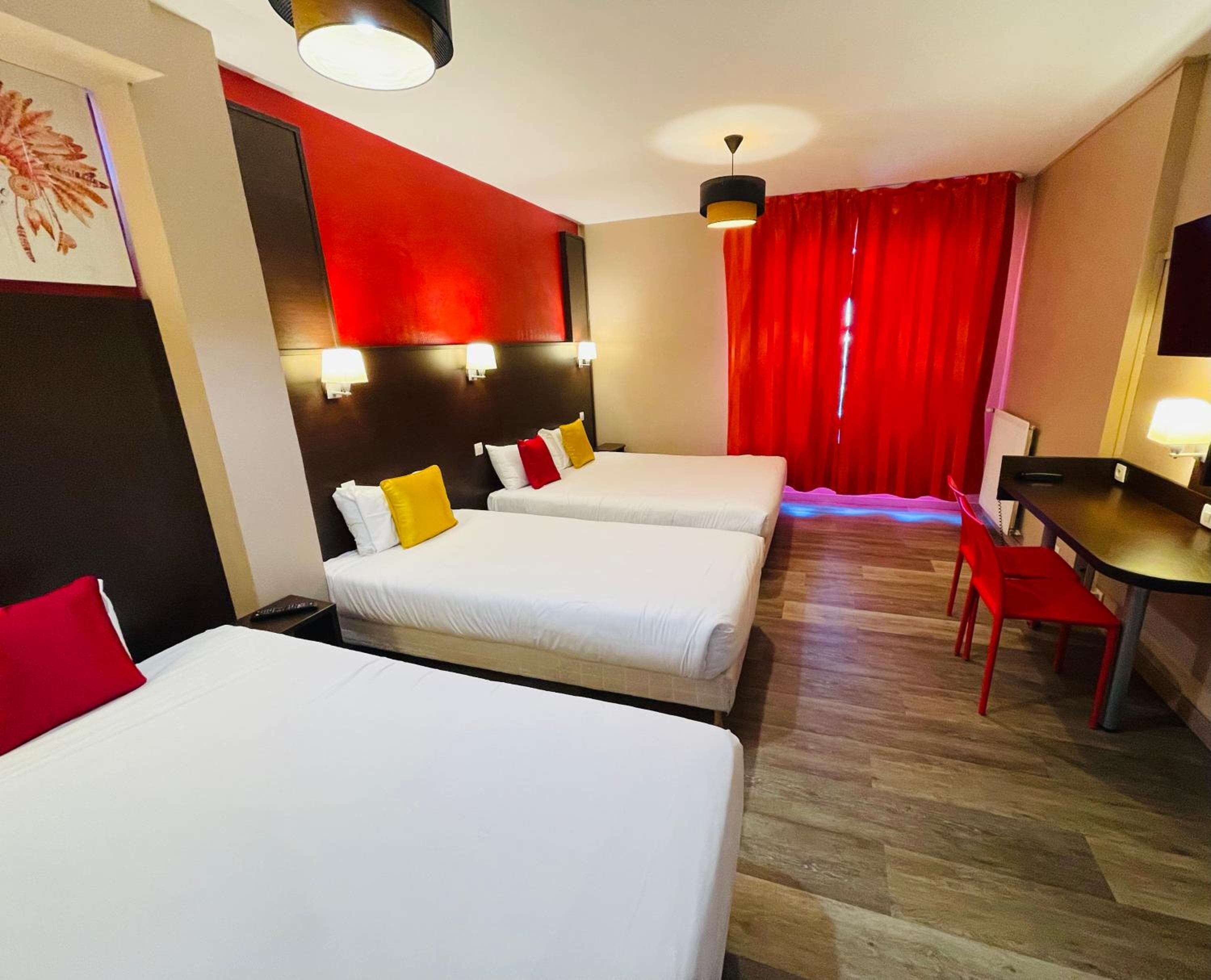 1 Double Bed 2 Single Beds - Photo 1