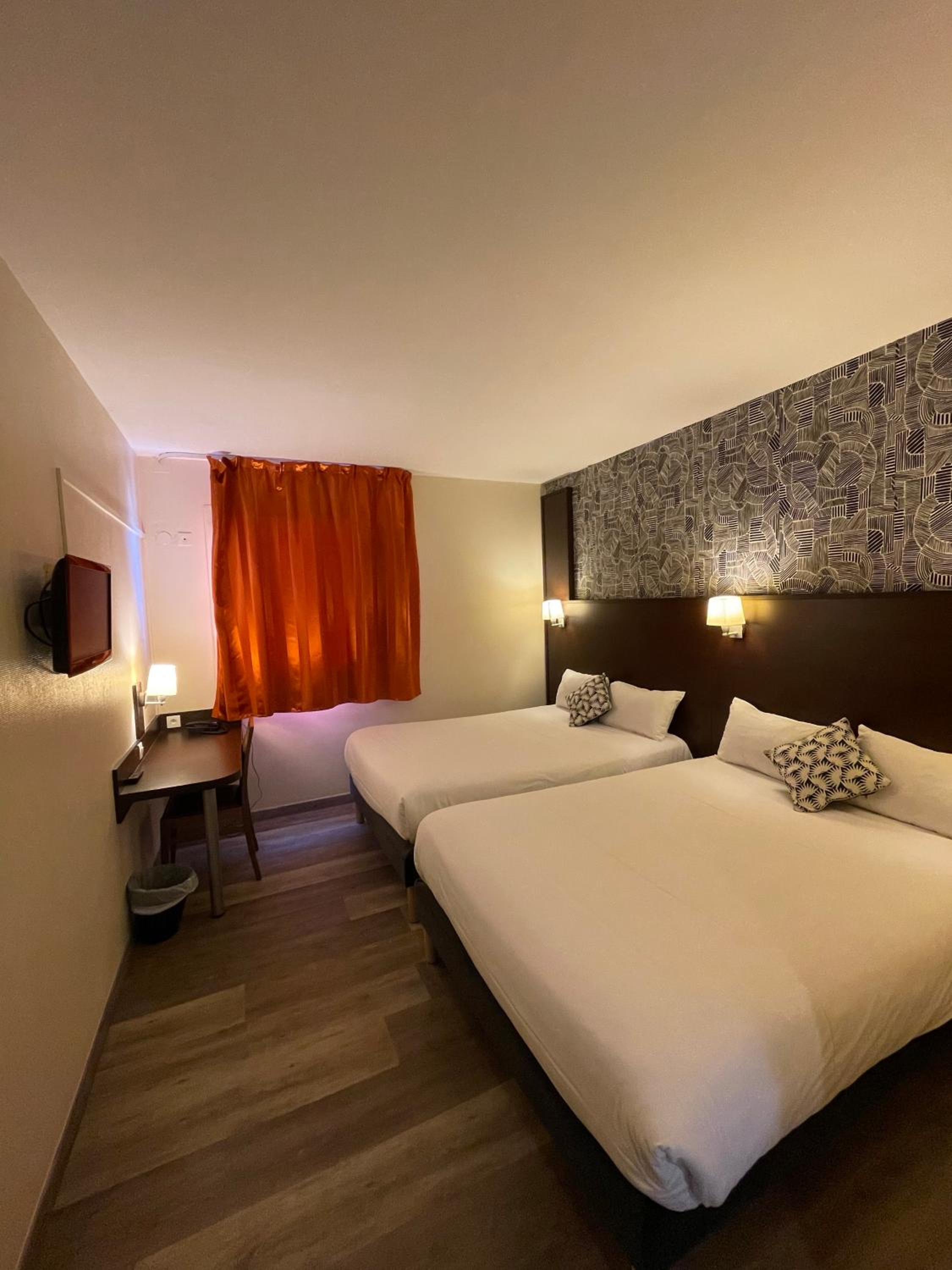 2 Double Beds - Photo 2