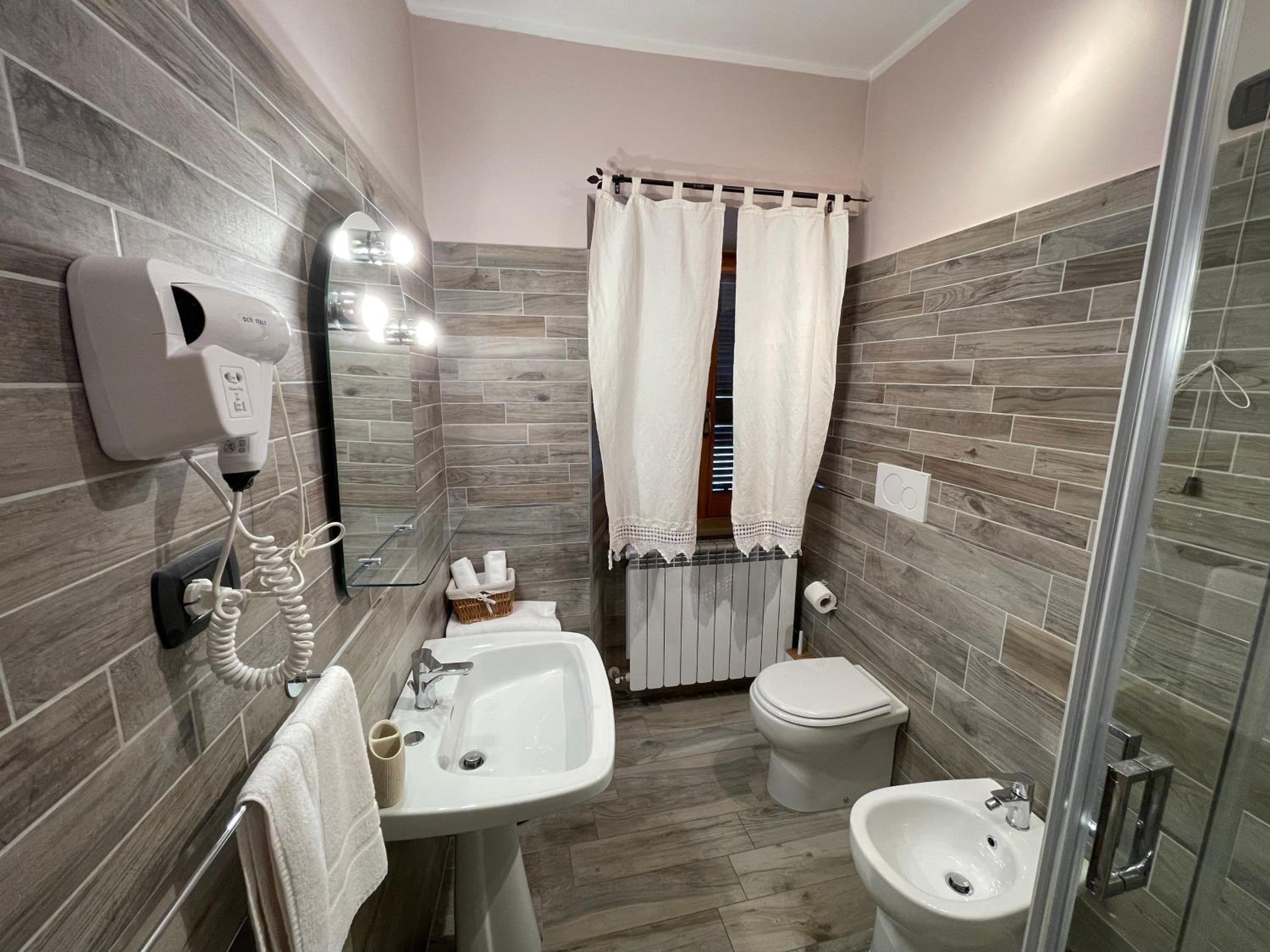 Standard Double Room - Photo 8