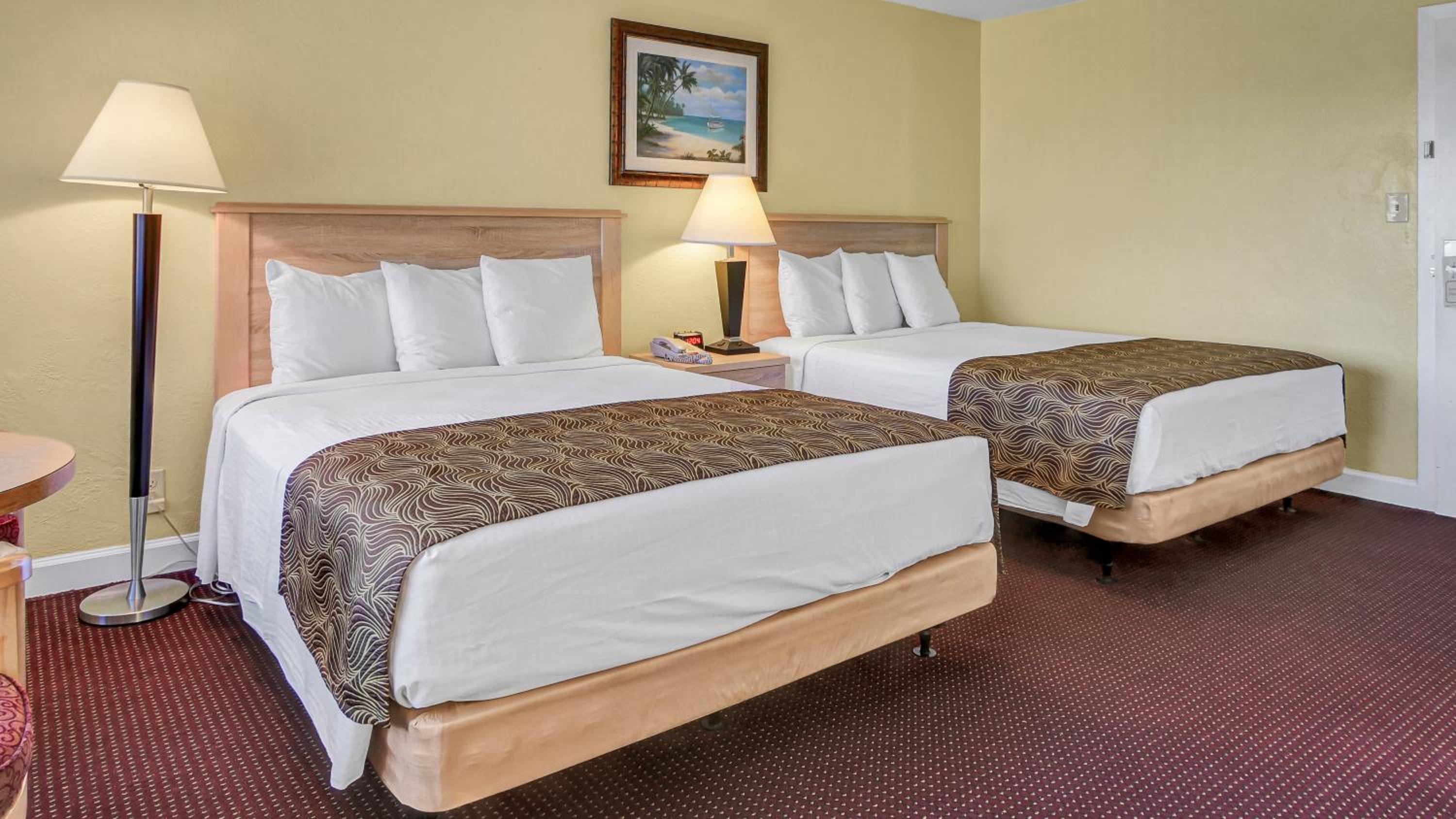 Standard Room with Two Double Beds, No View - Photo 9