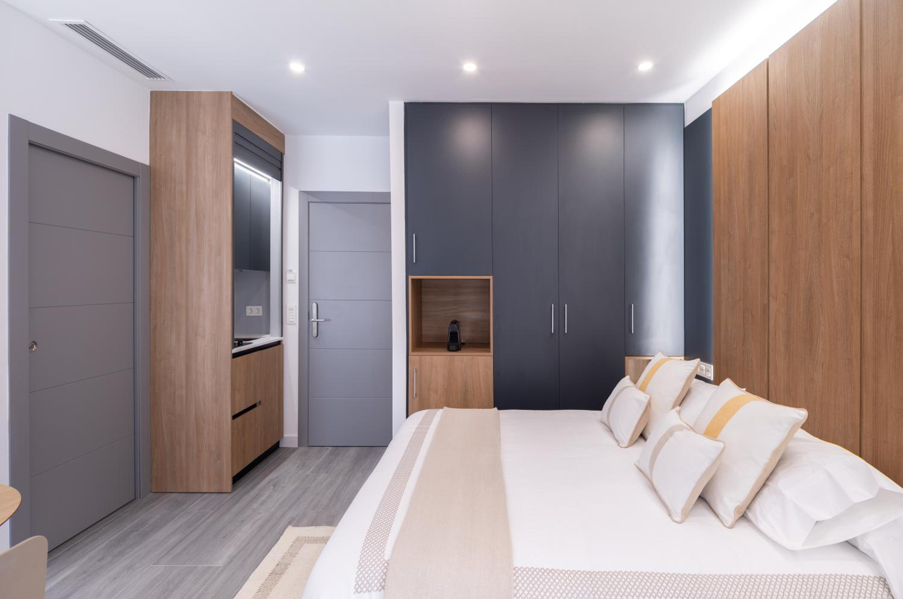 One-Bedroom Suite - Photo 4