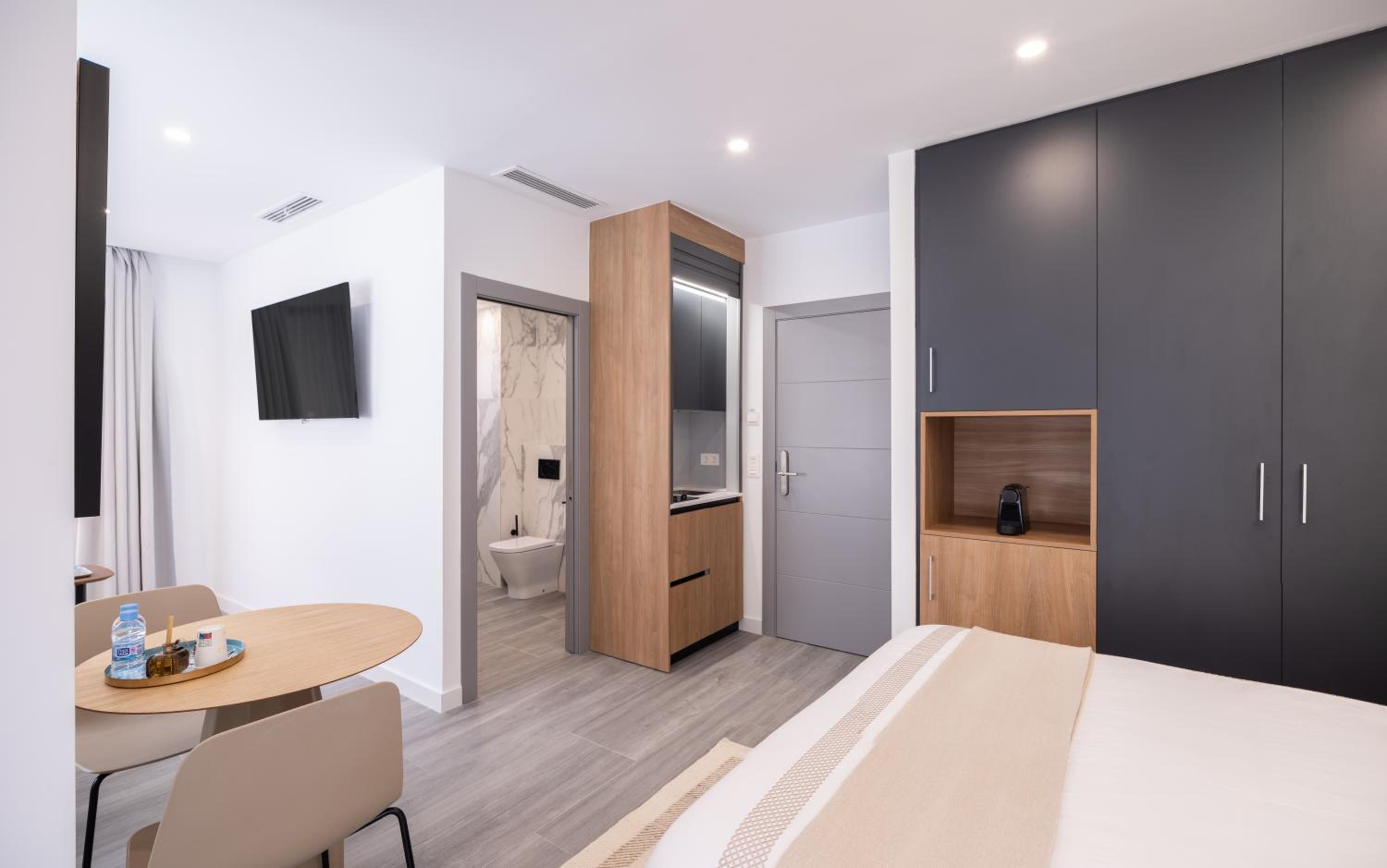 One-Bedroom Suite - Photo 10
