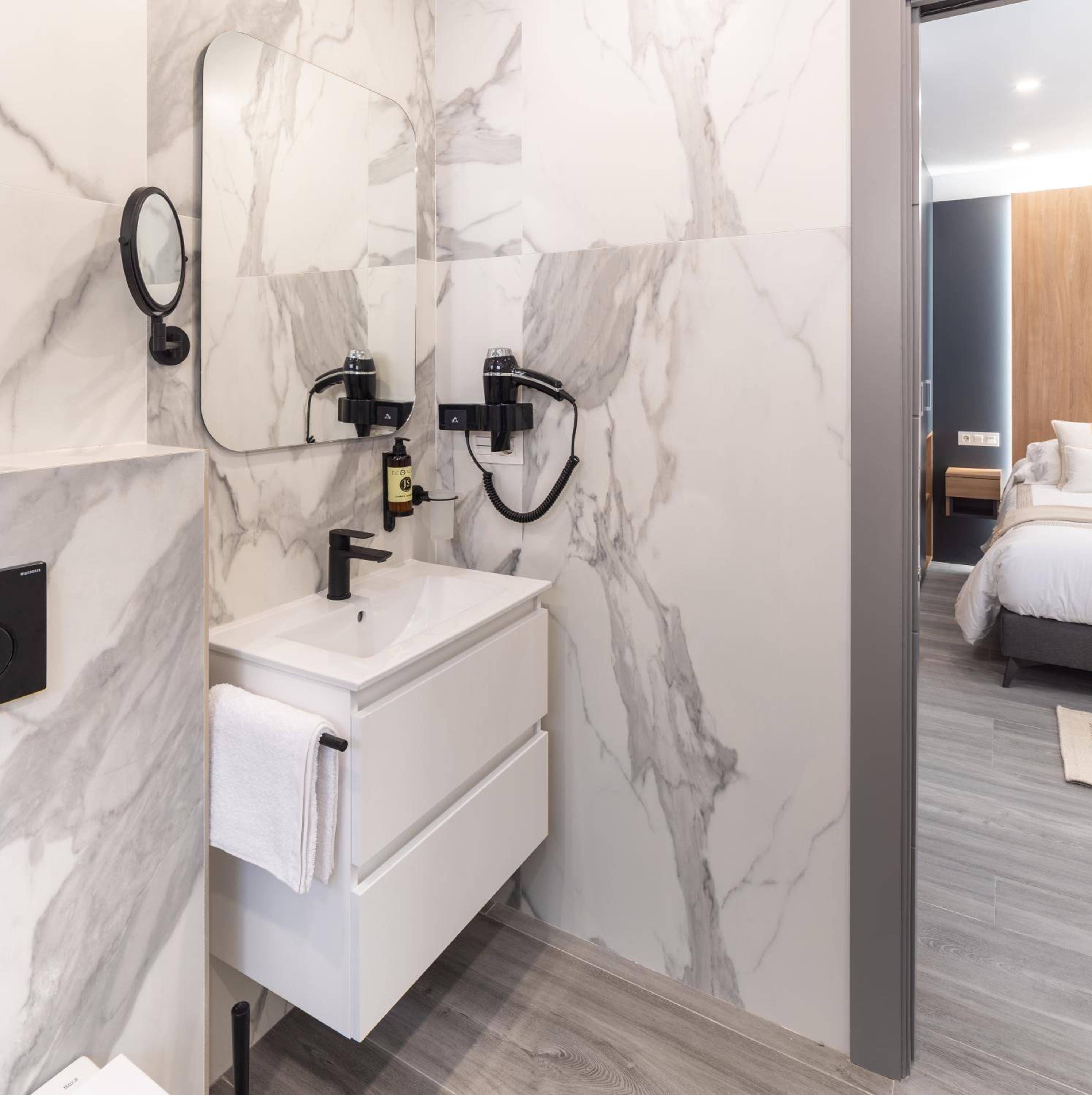 One-Bedroom Suite - Photo 2
