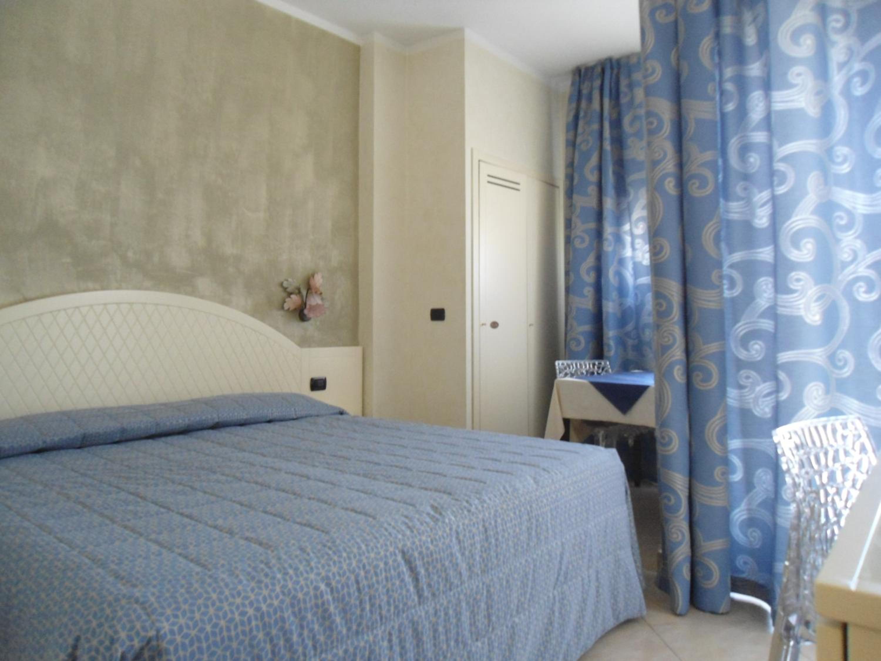 Double Room (1 Adult) - Photo 6