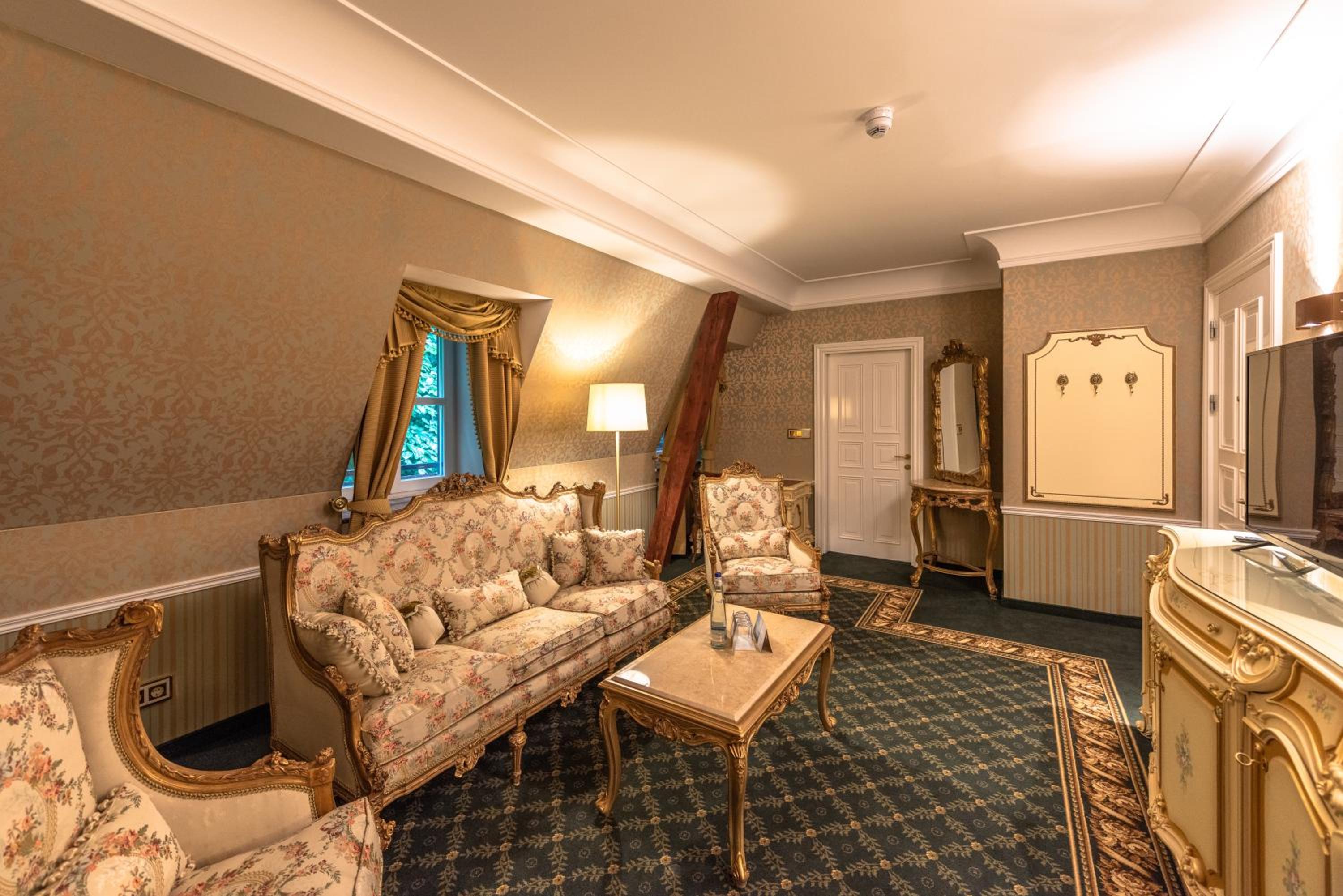 Suite - Photo 1