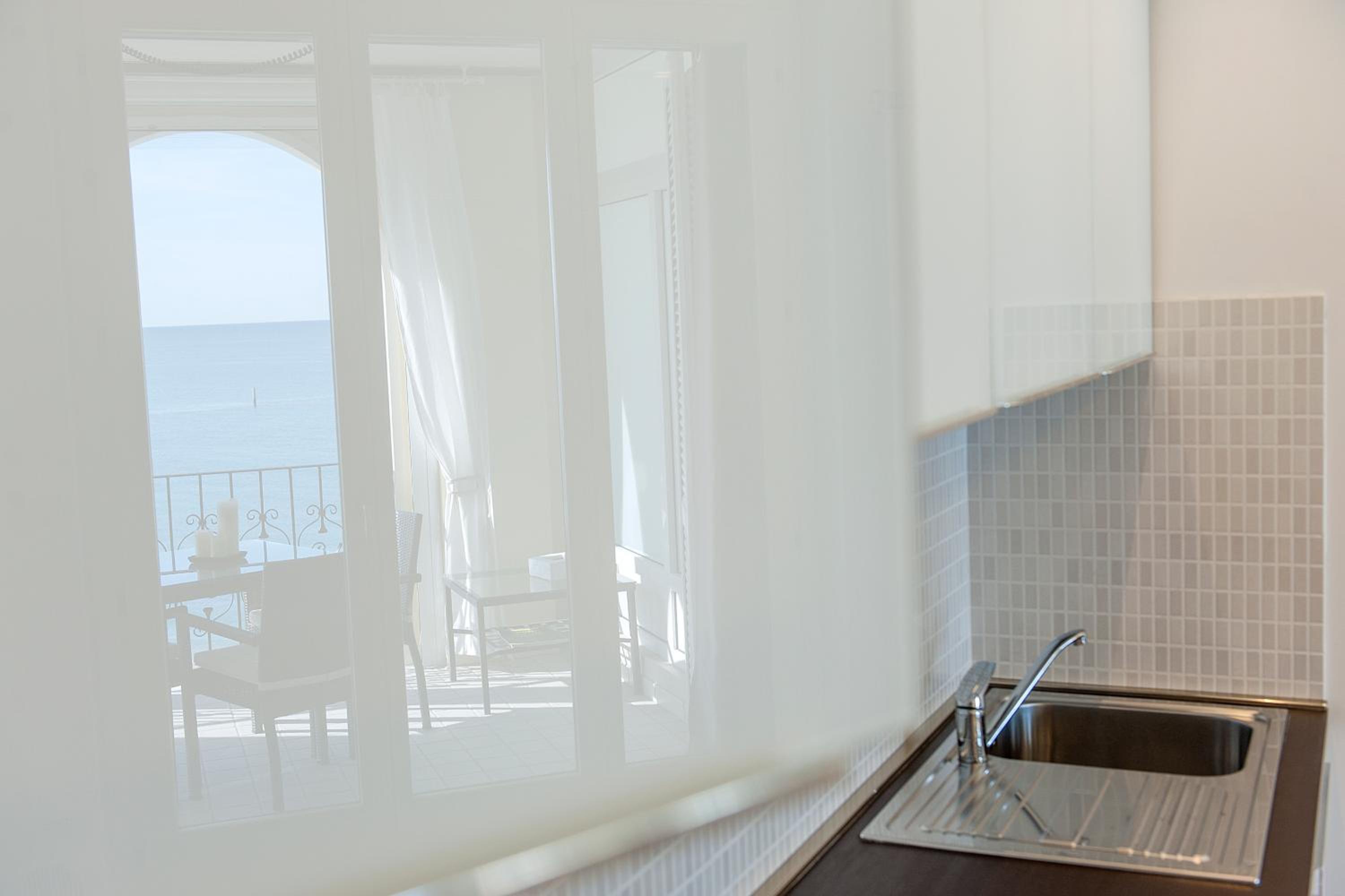 Deluxe with Sea View and Balcony photo 3