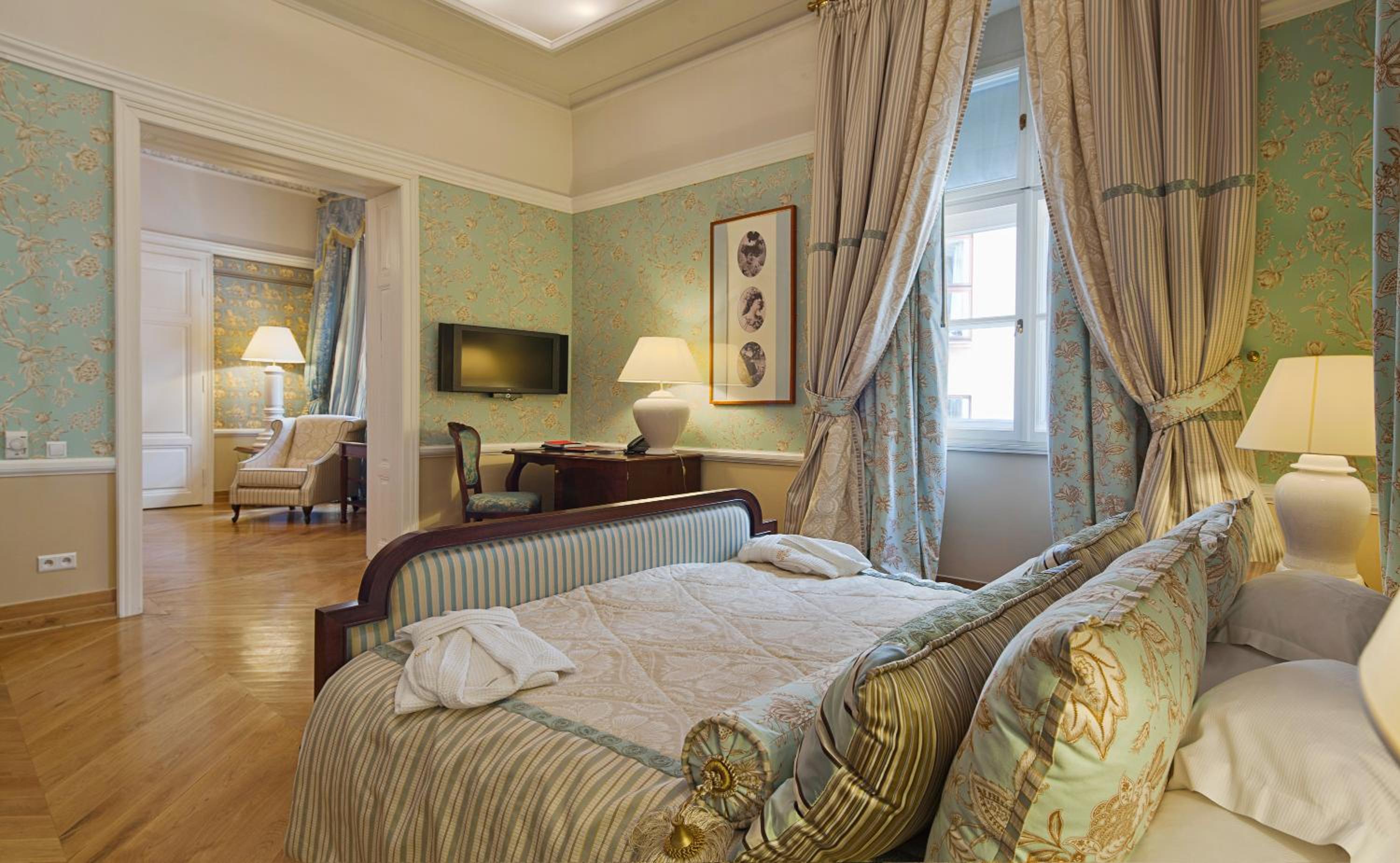 Executive Suite - Photo 12
