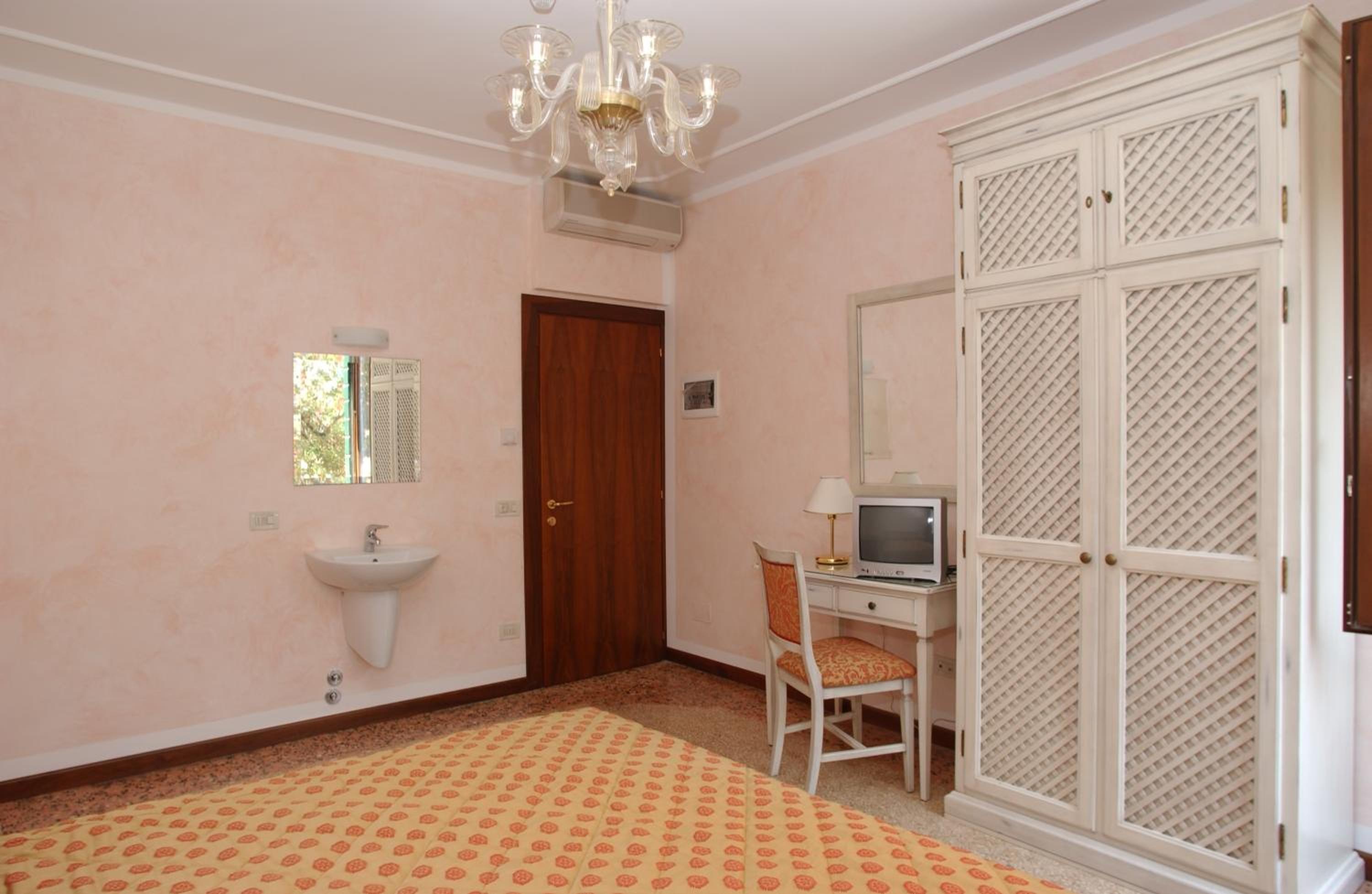 Double Room with Shared Bathroom photo 2