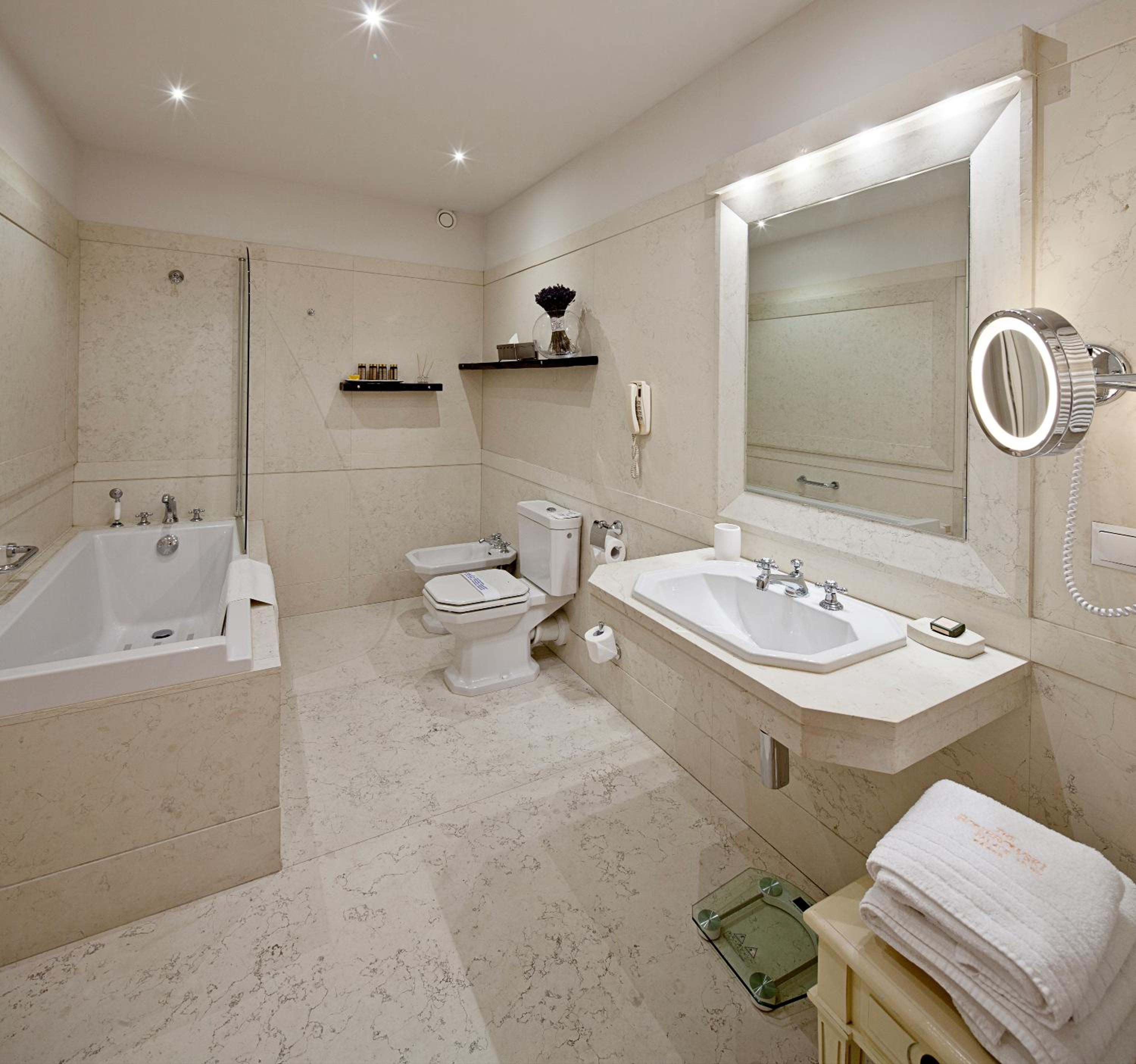 Luxury Suite with Main Market view and balcony photo 2