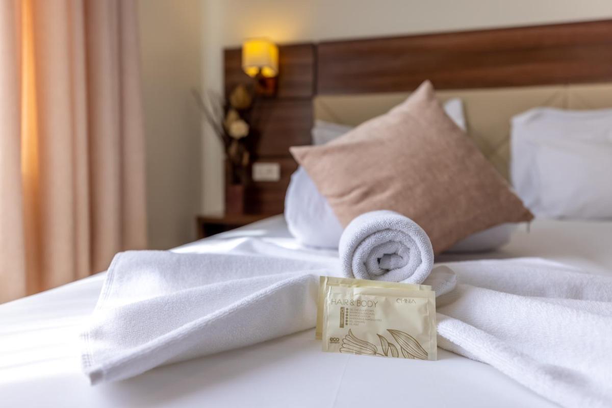 Double or Twin Room with Shared Bathroom photo 2