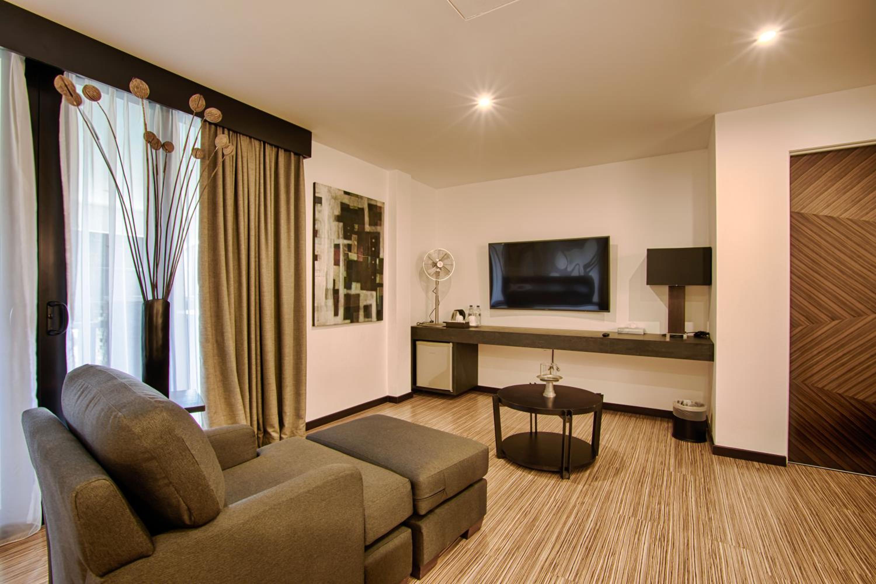 Deluxe King Room - Photo 10