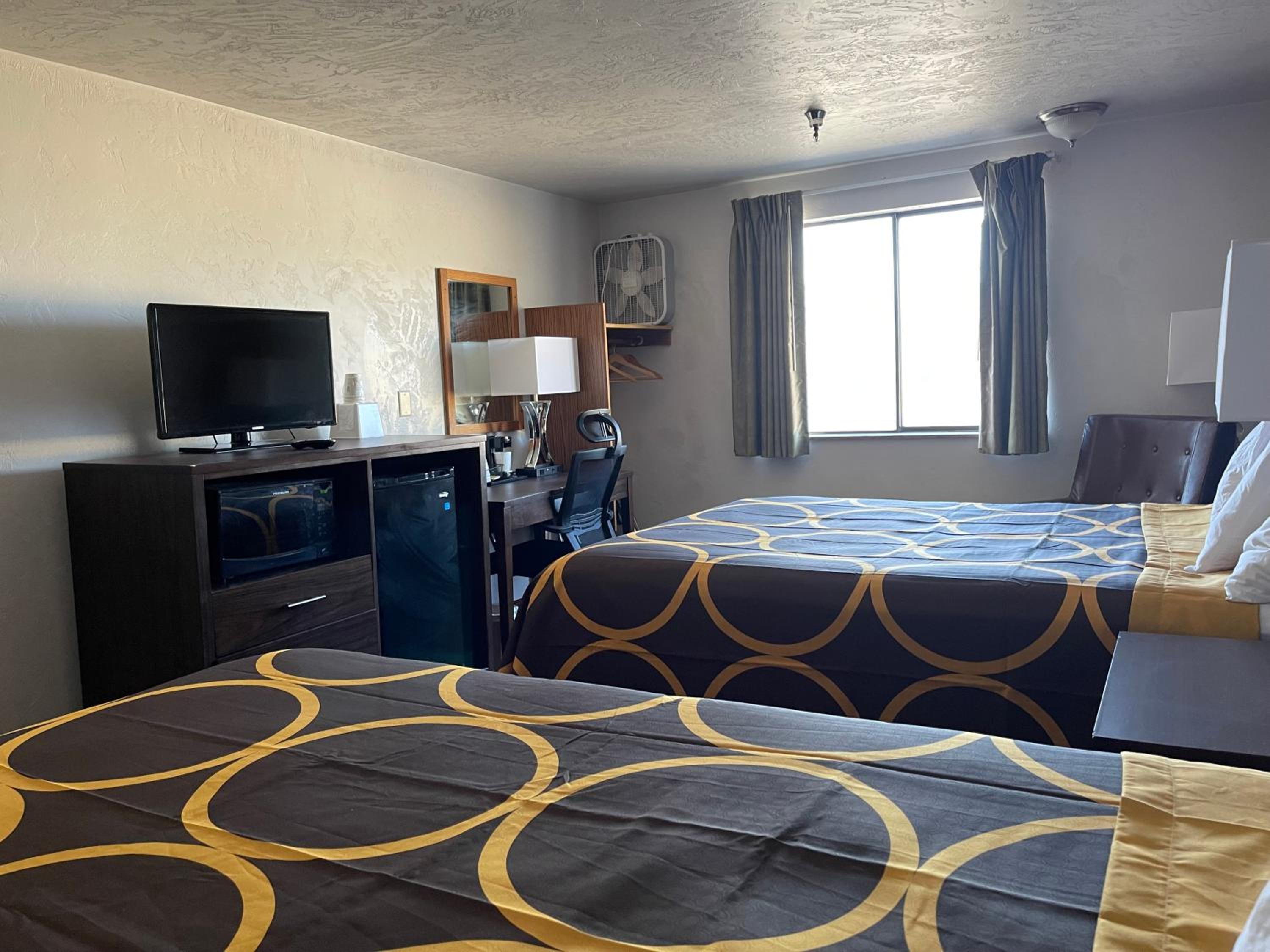 Queen Room with Two Queen Beds - Non-Smoking - Photo 1