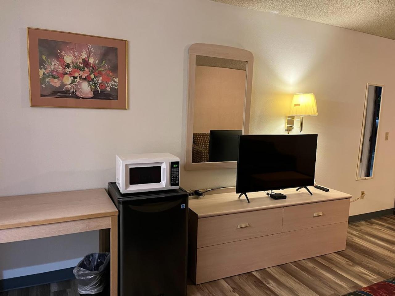 Queen Room - Non-Smoking - Photo 11