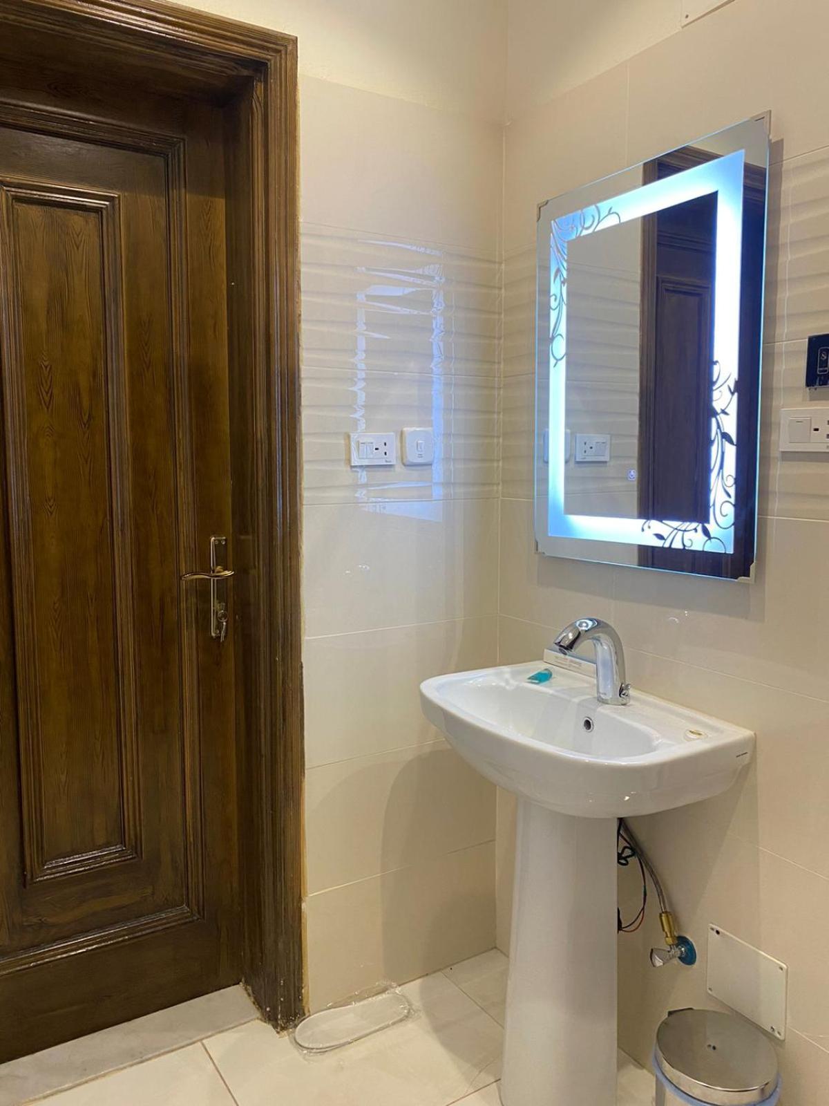 Single Room with Bath photo 3