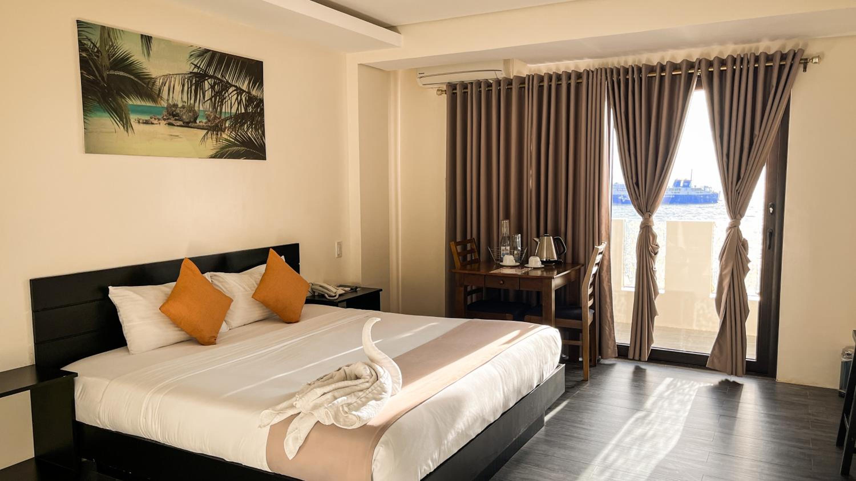 Deluxe King Room photo 2