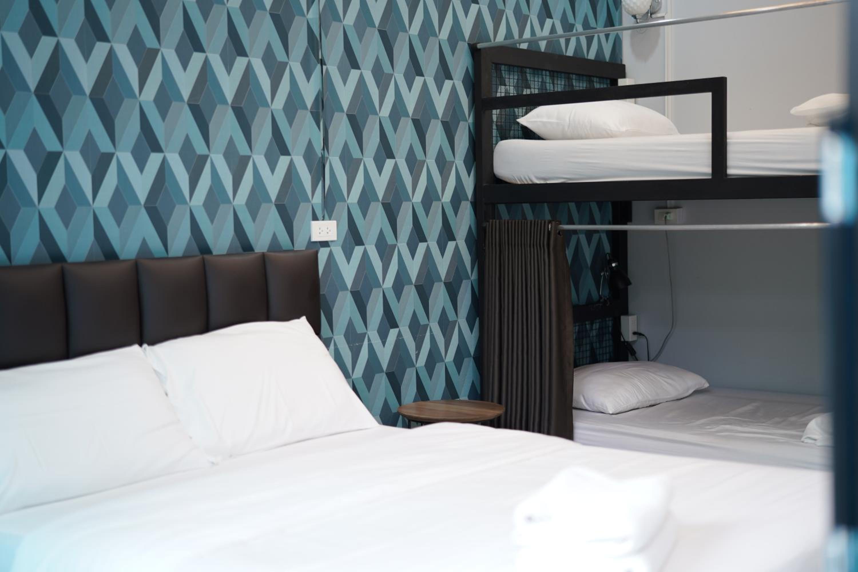 Quadruple Room with Balcony - Photo 4