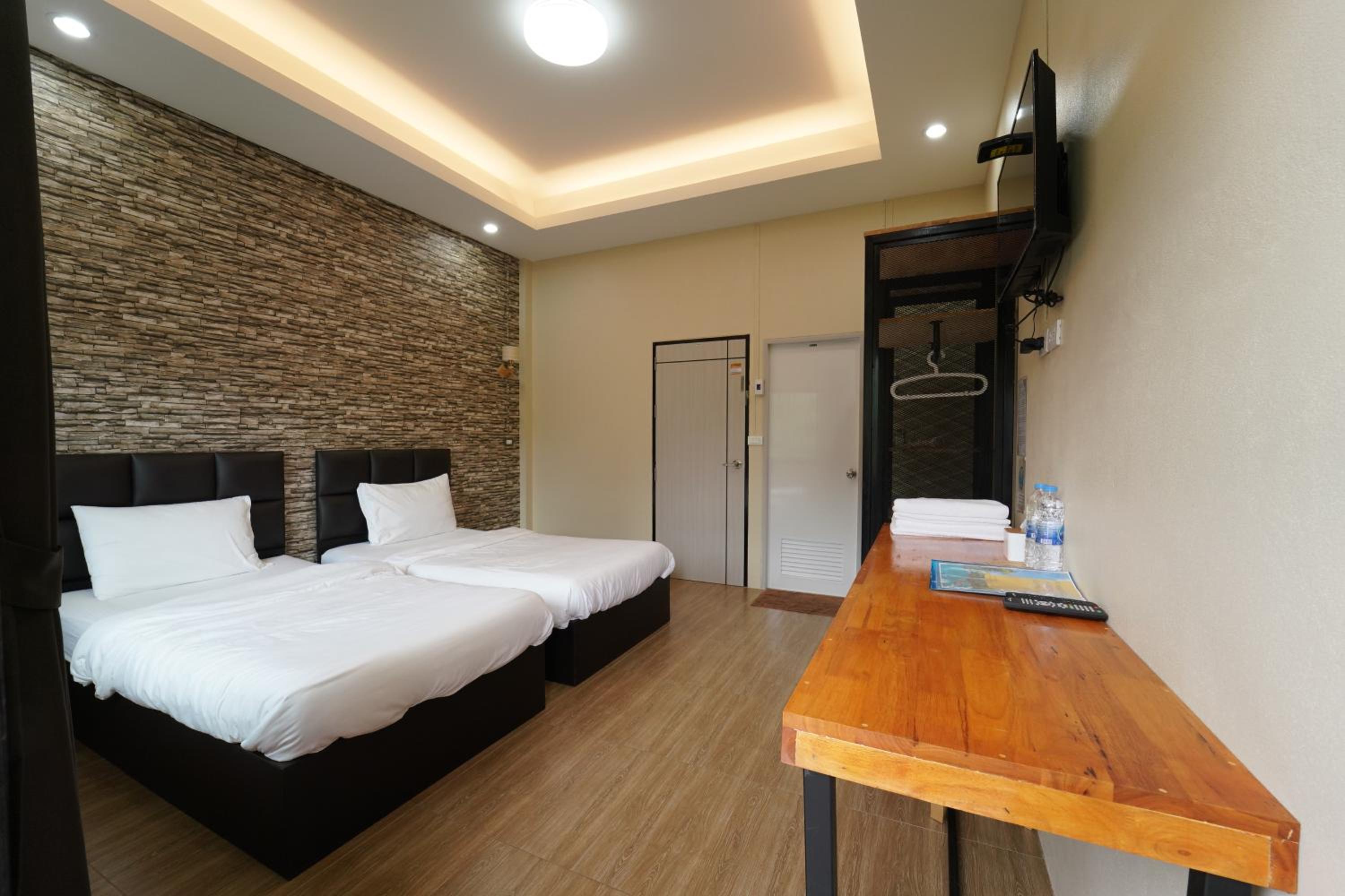 Standard Twin Room with Mountain View - Photo 2