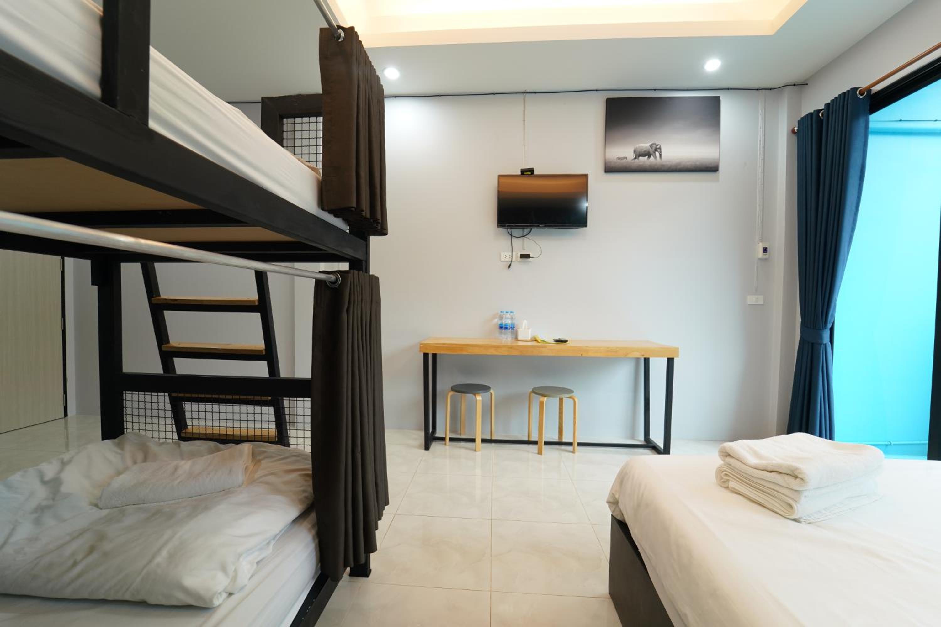 Quadruple Room with Balcony - Photo 2