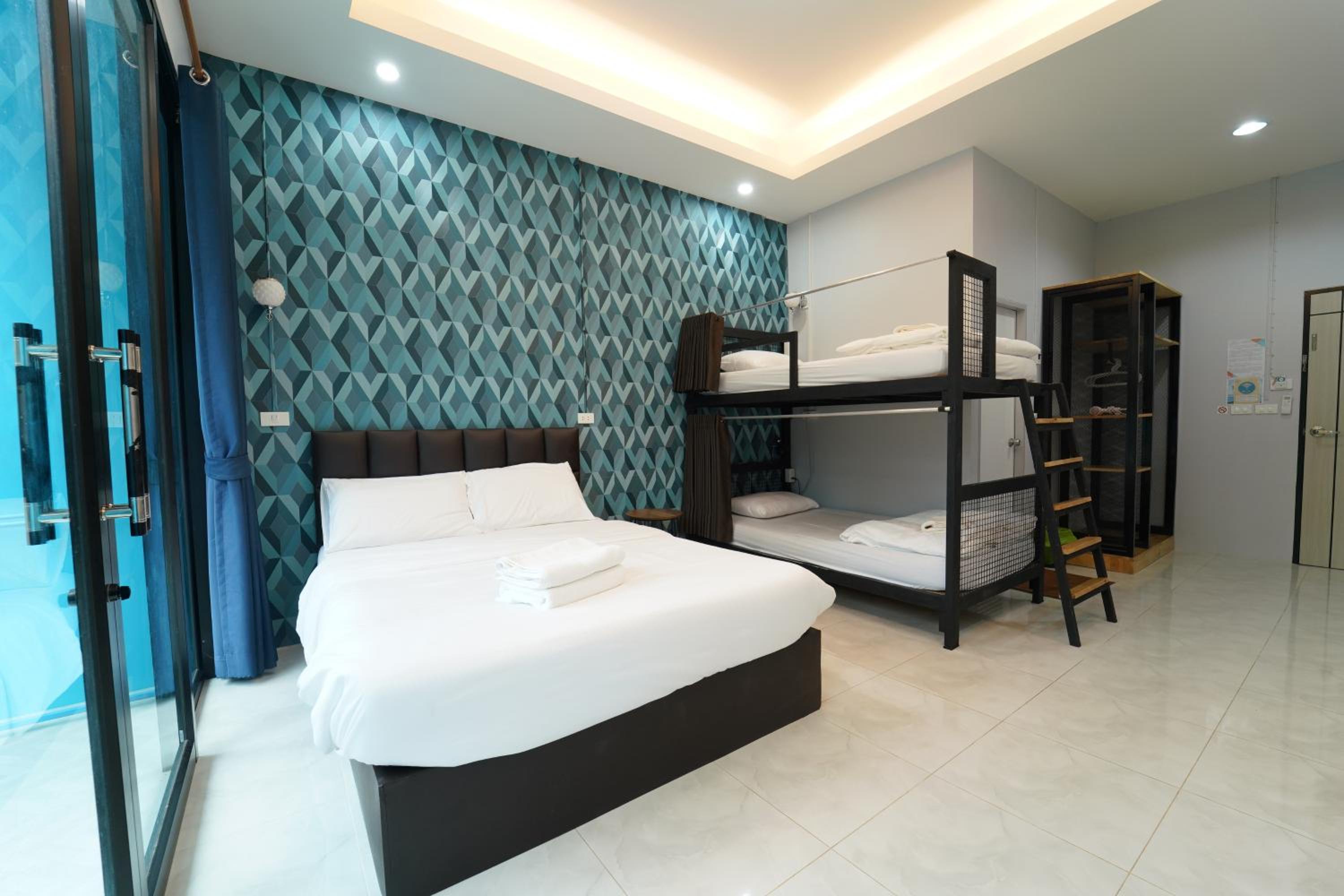 Quadruple Room with Balcony - Photo 3