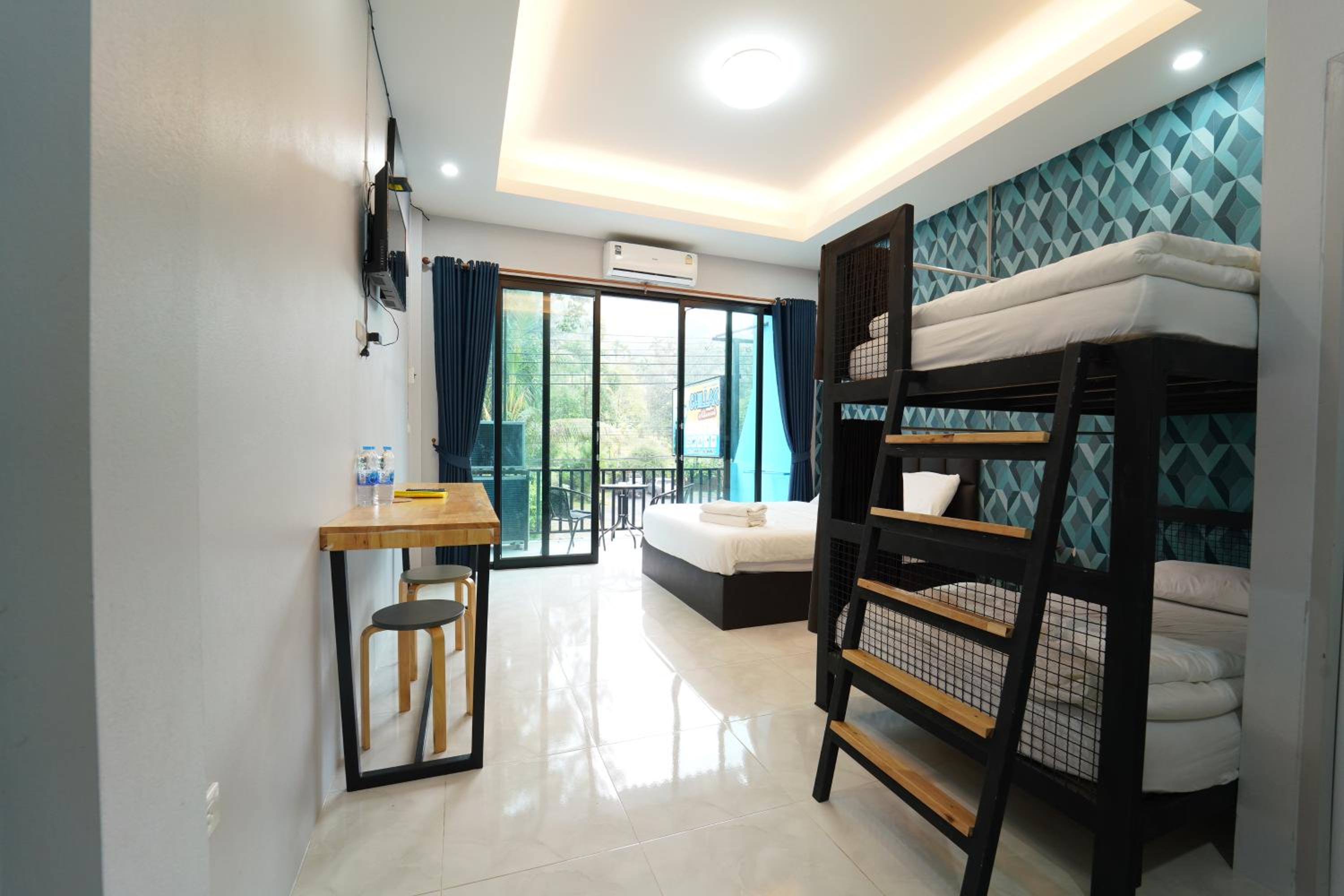Quadruple Room with Balcony - Photo 1