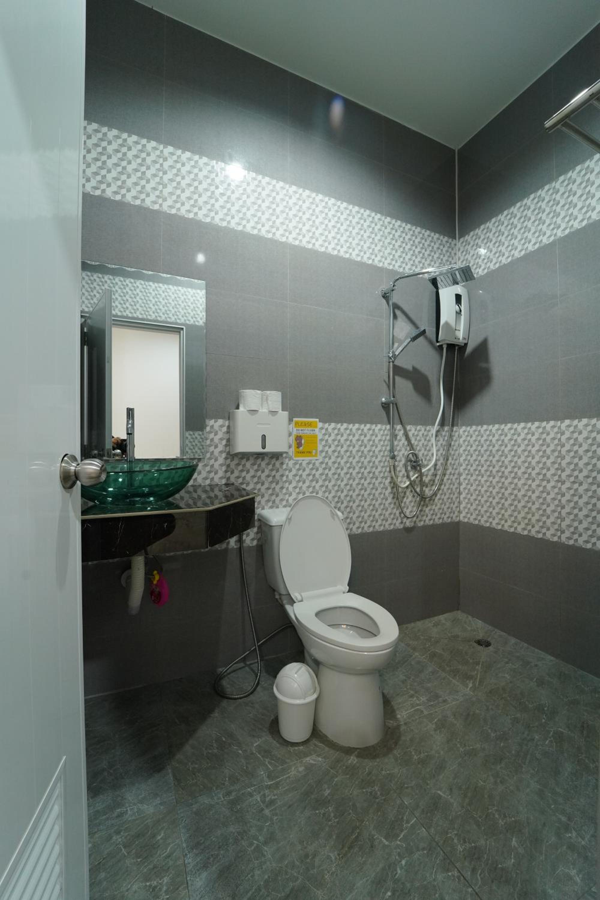 Quadruple Room with Balcony - Photo 6