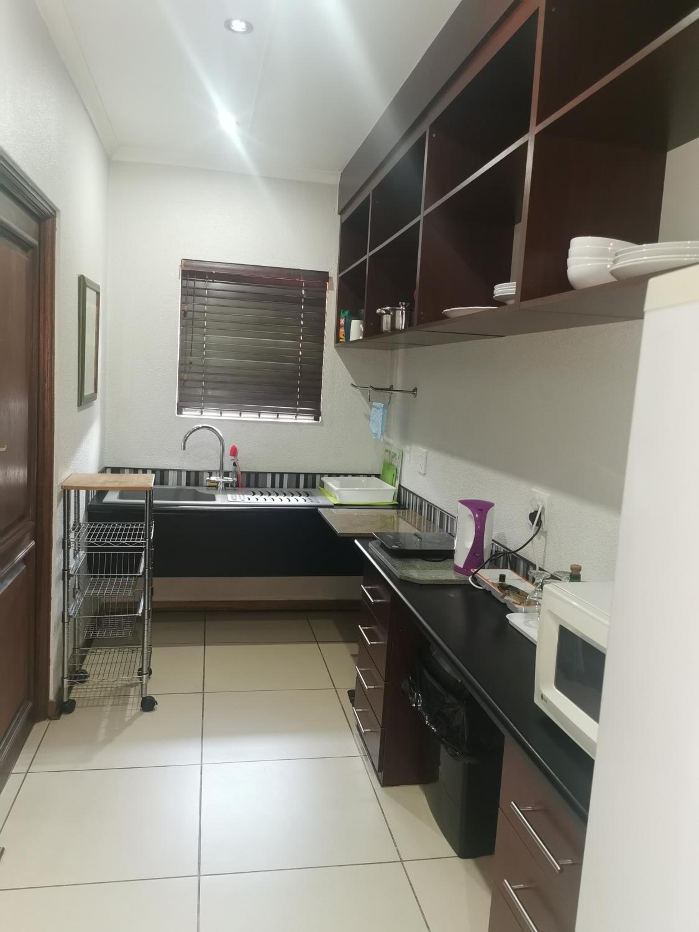 Large Twin Room - Photo 8
