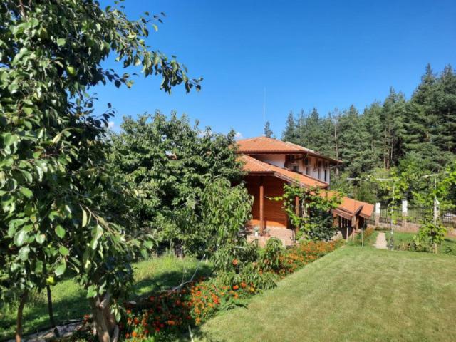Six-Bedroom House photo 2