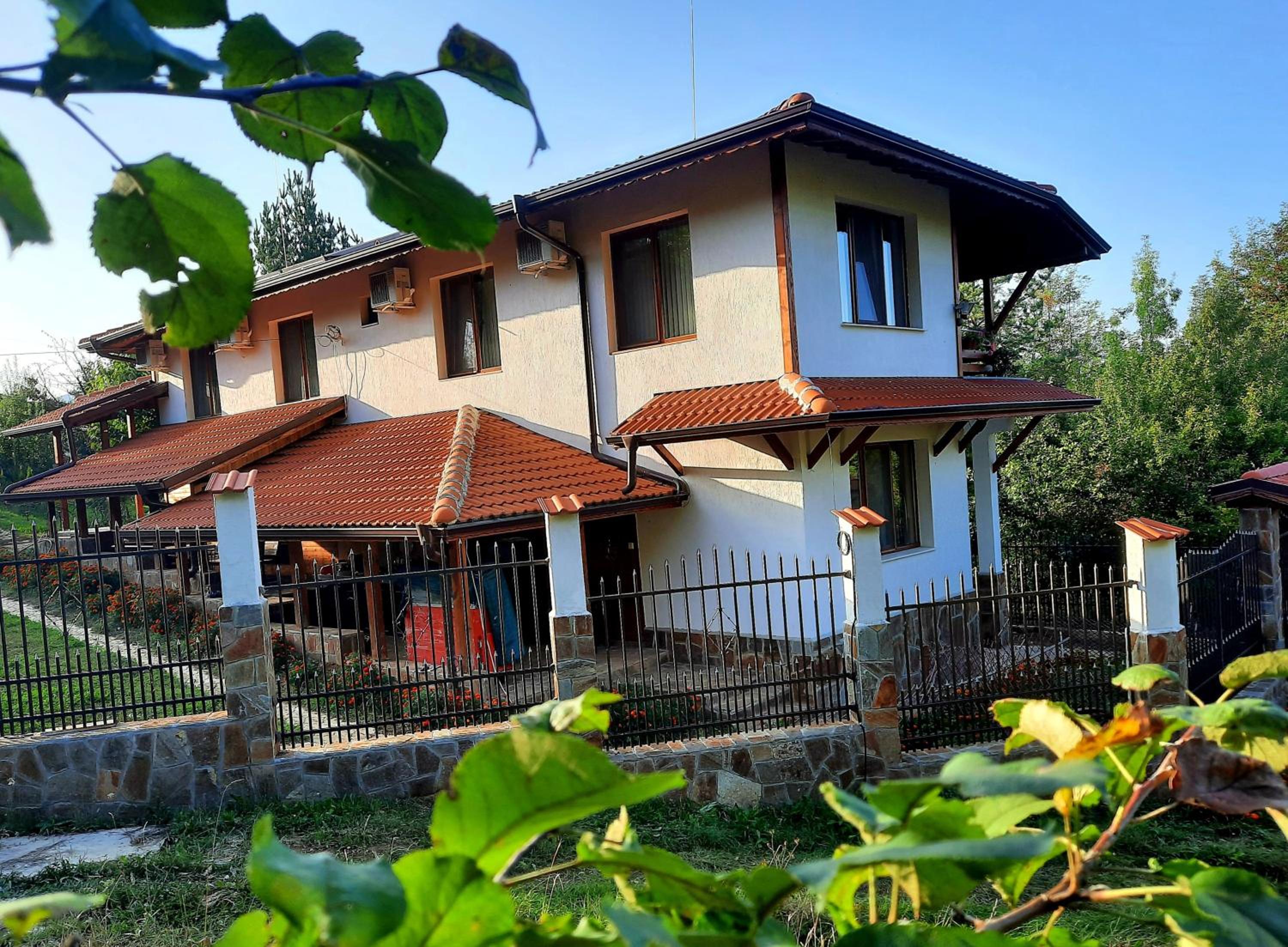 Six-Bedroom House photo 3
