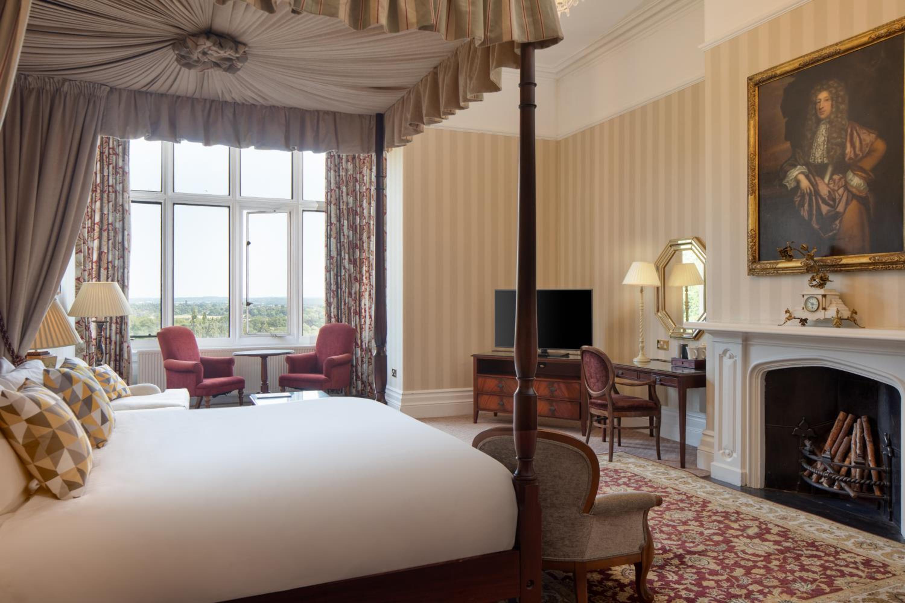 Deluxe King Suite with Four Poster Bed - Photo 10