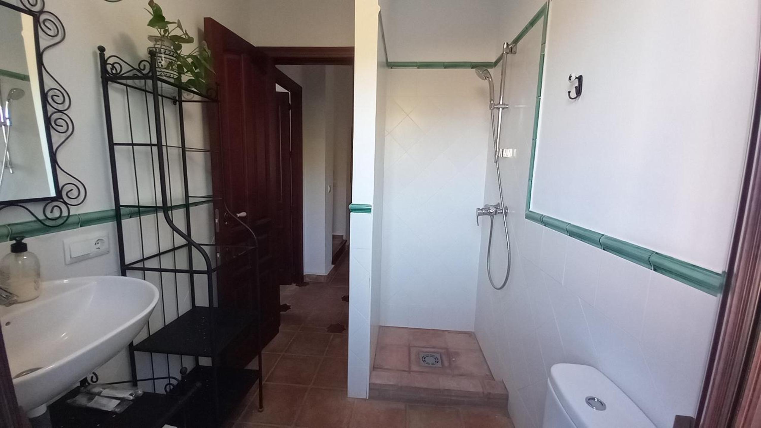Six-Bedroom House photo 2