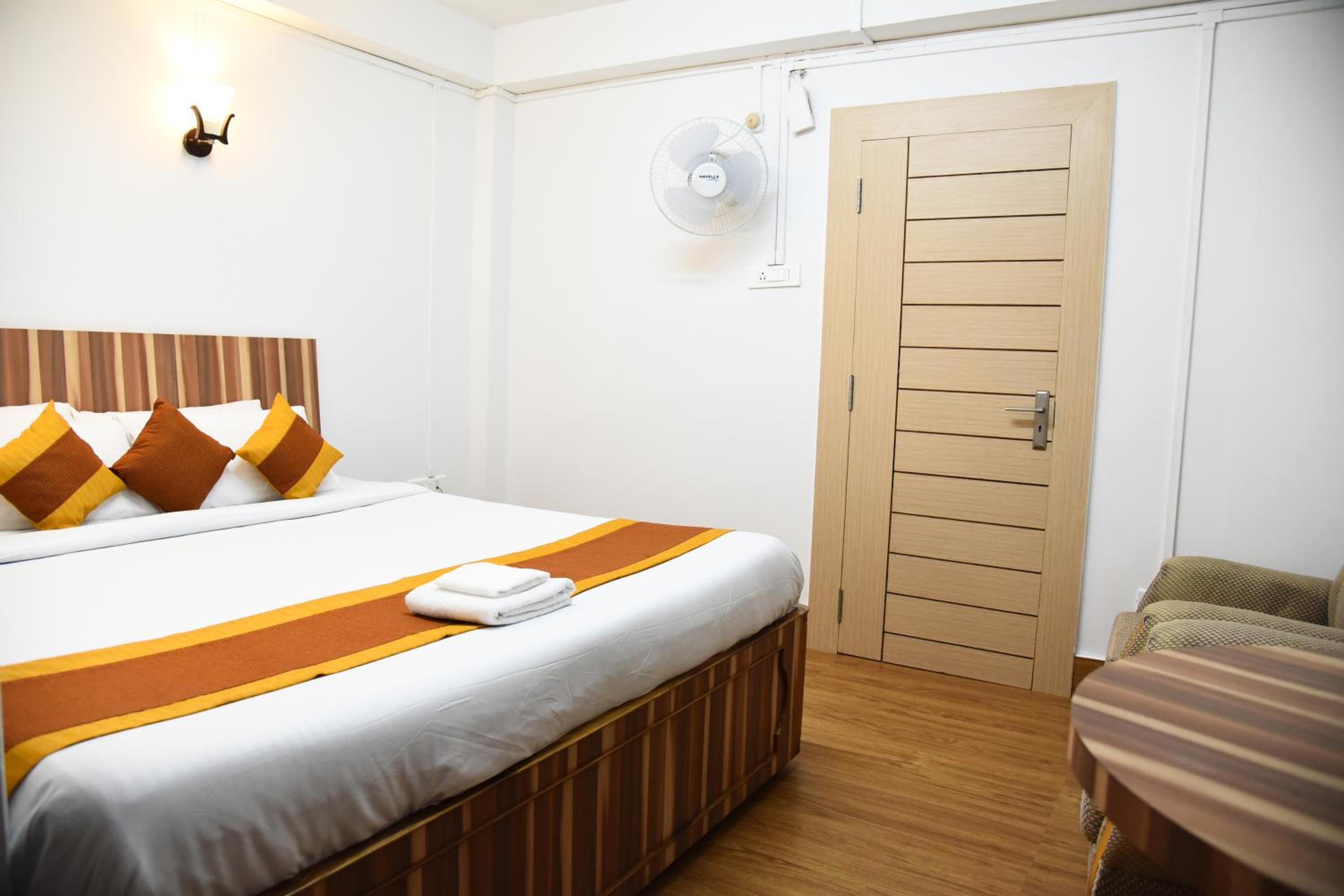 Deluxe Double Room (2 Adults + 1 Child) - Photo 2