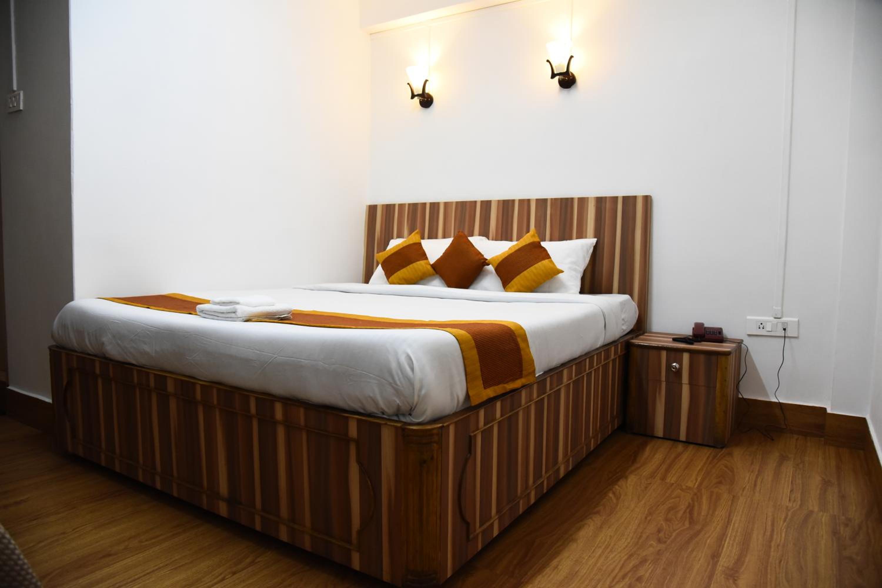 Deluxe Double Room (2 Adults + 1 Child) - Photo 1