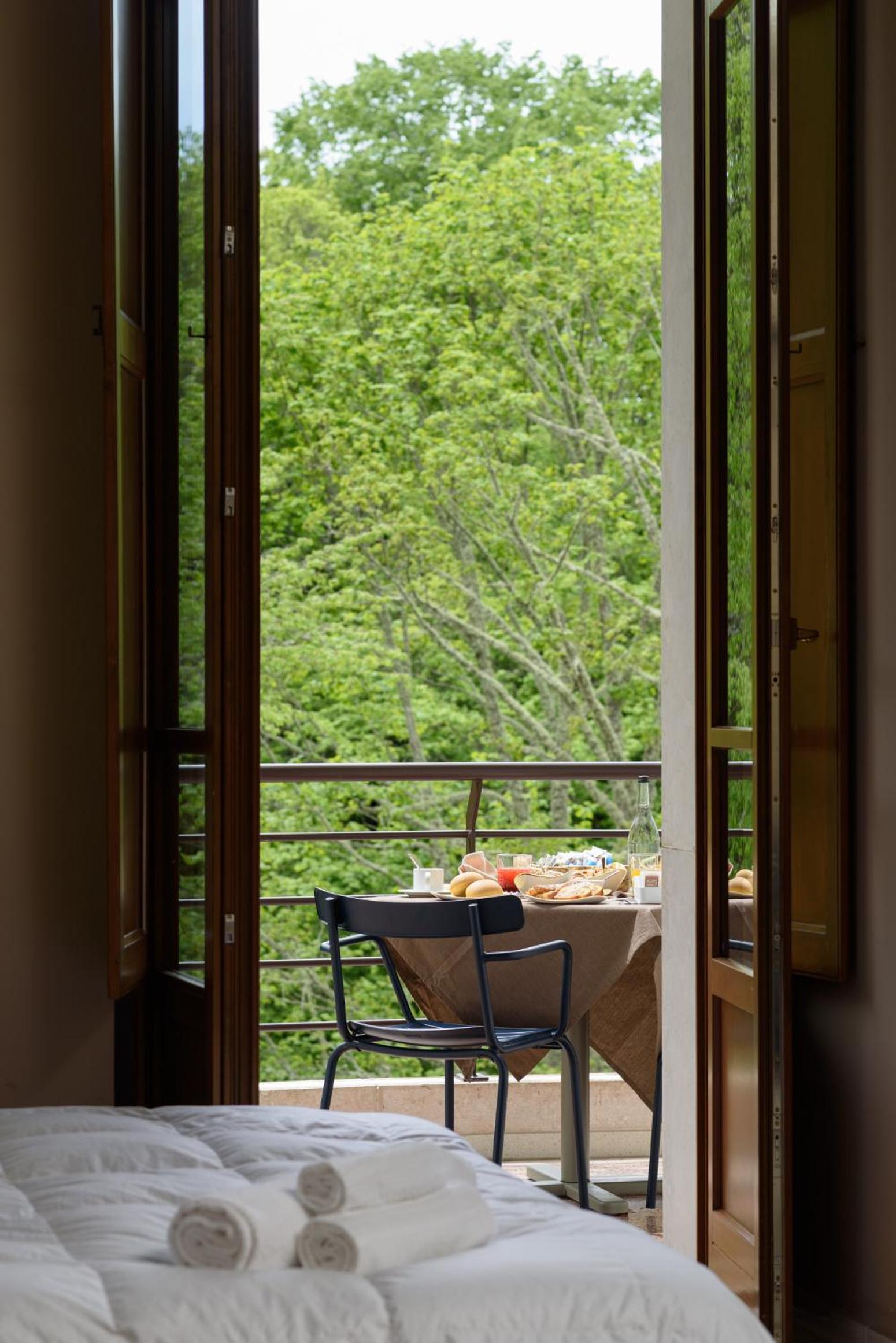 Junior Suite with Balcony - Photo 8