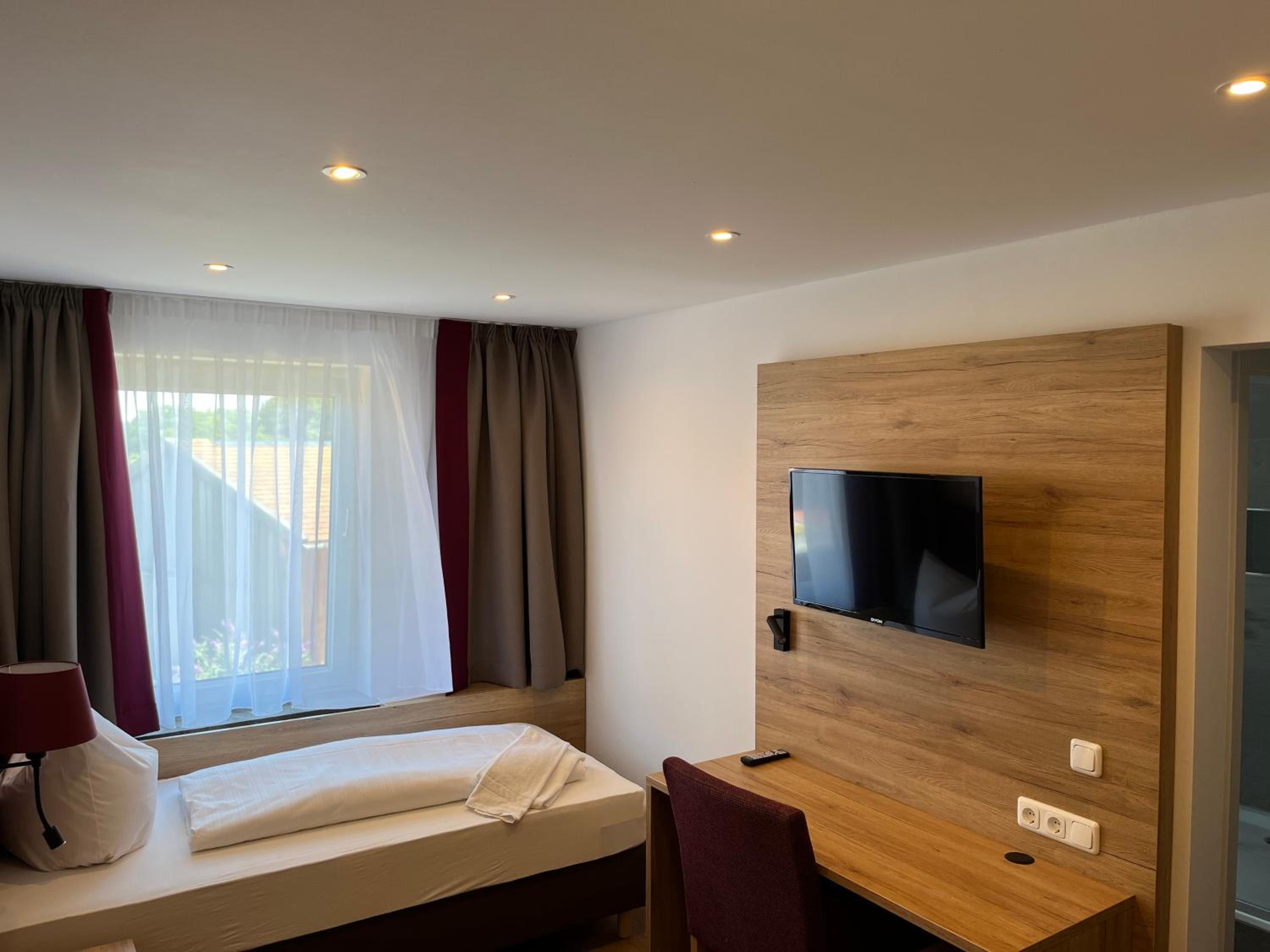 Single Room with Bathroom photo 1