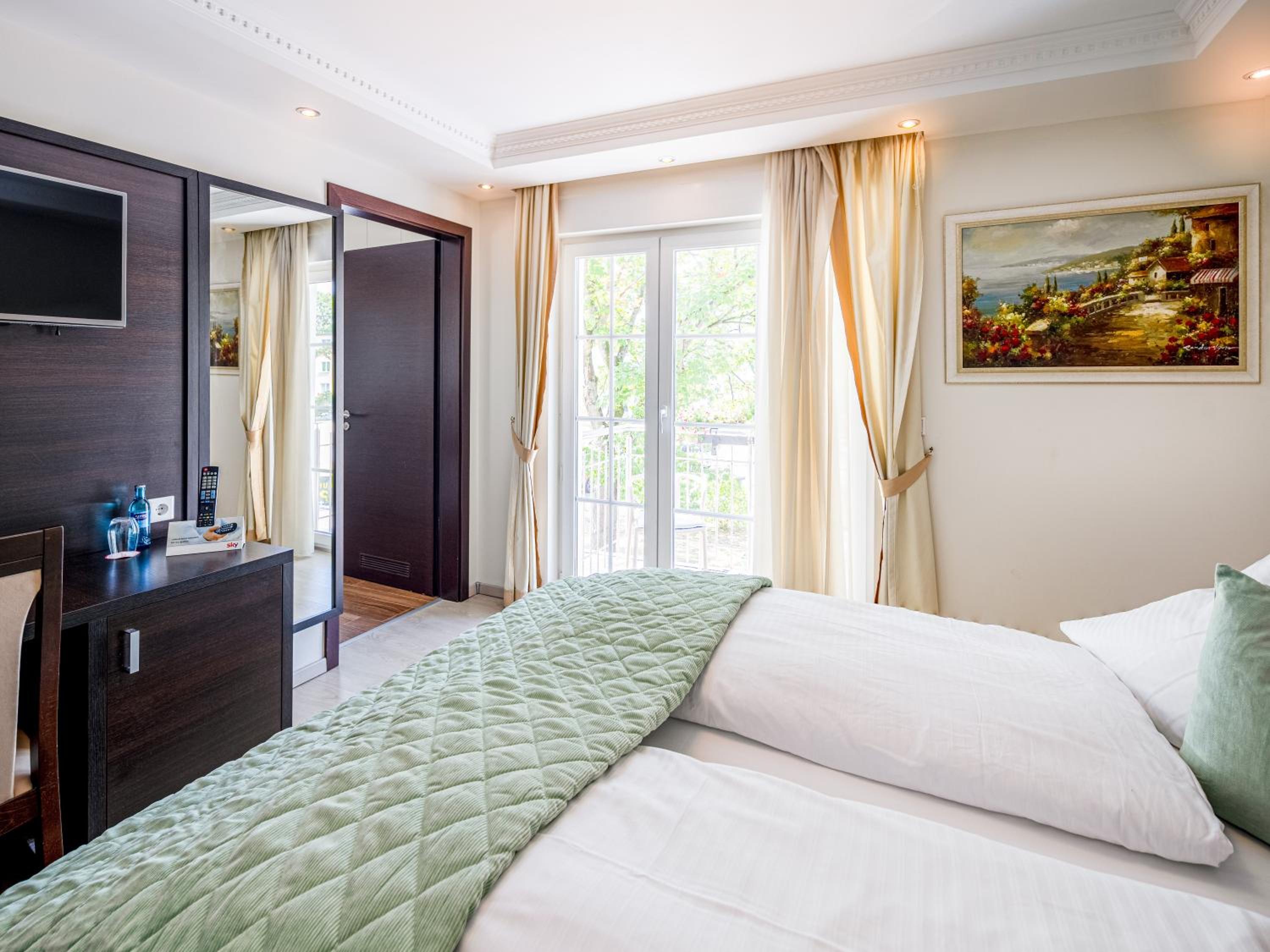 Double Room with Balcony - Photo 3