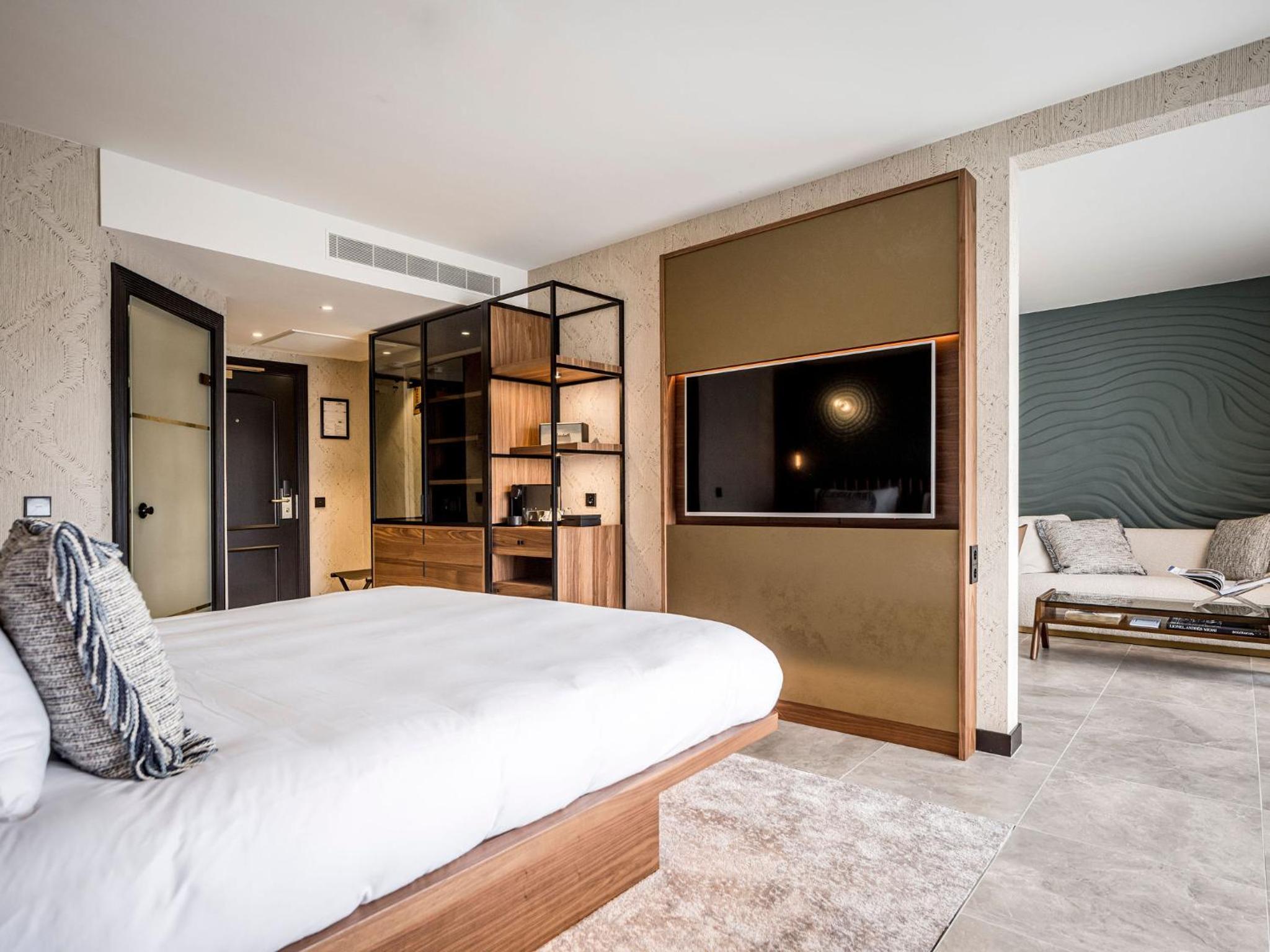 Dutch King Junior Suite with Balcony - Photo 6