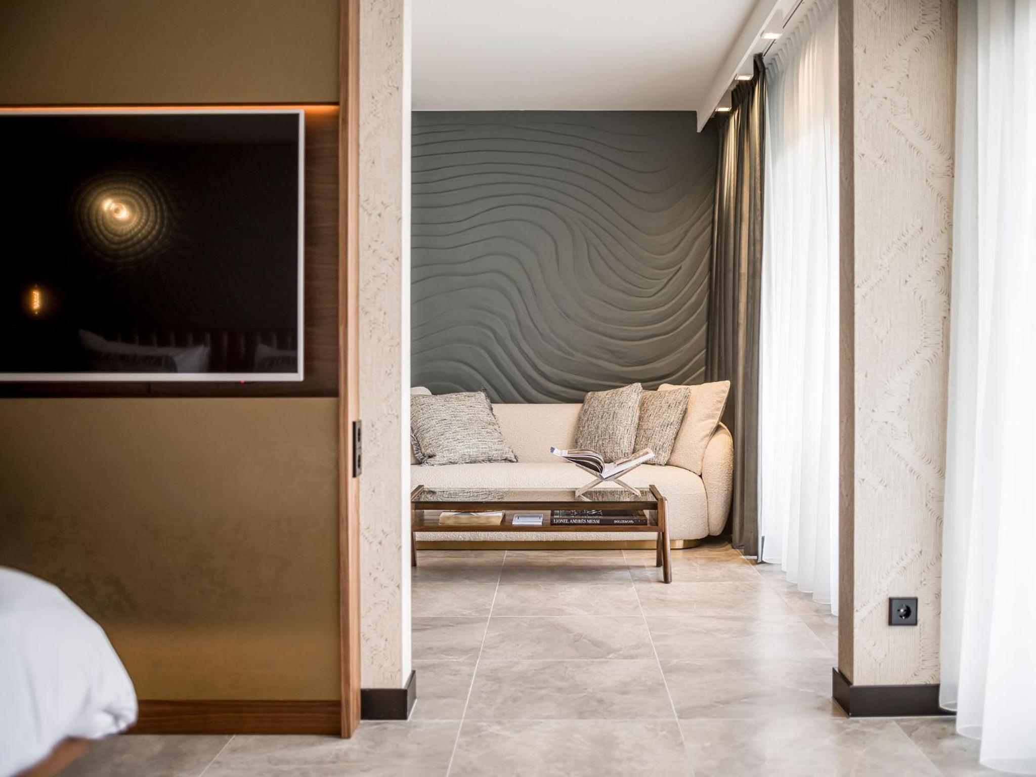 Dutch King Junior Suite with Balcony - Photo 12