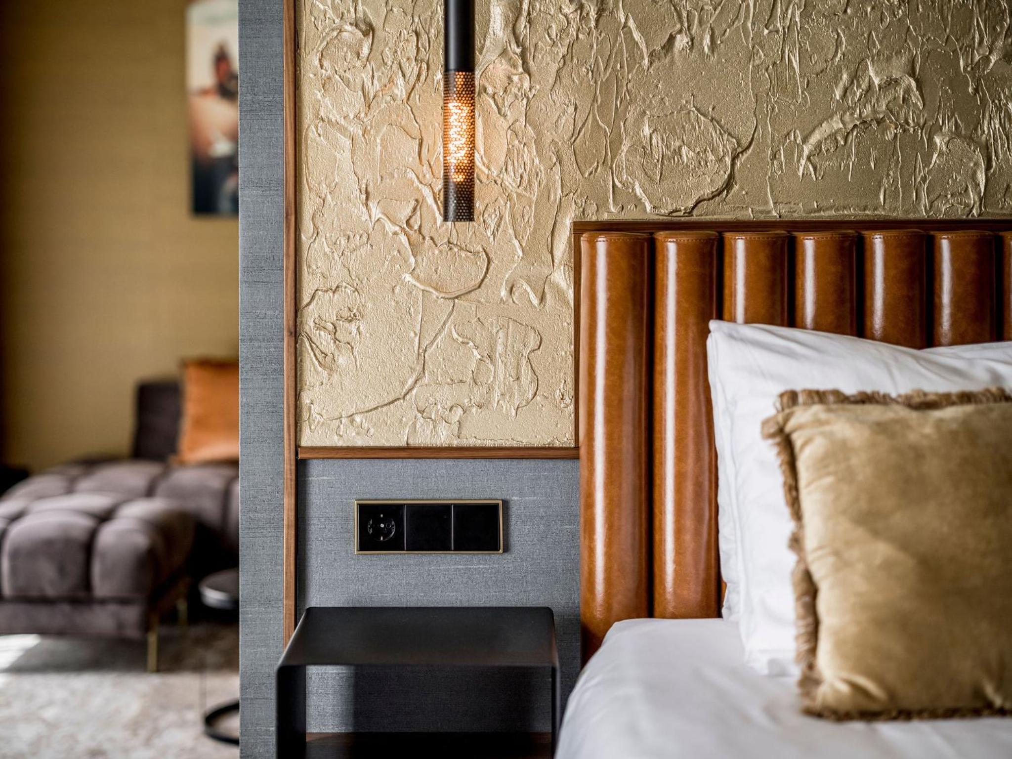 Dutch King Junior Suite with Balcony - Photo 10