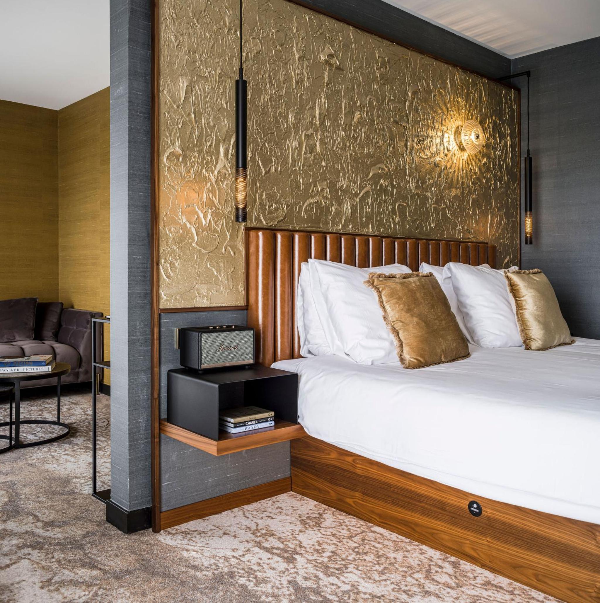 Dutch King Junior Suite with Balcony - Photo 5