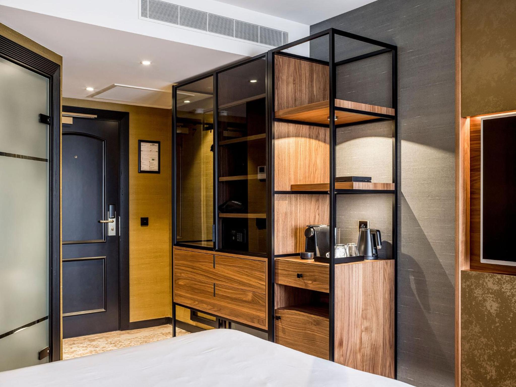Dutch Design Double Room with Balcony - Photo 3